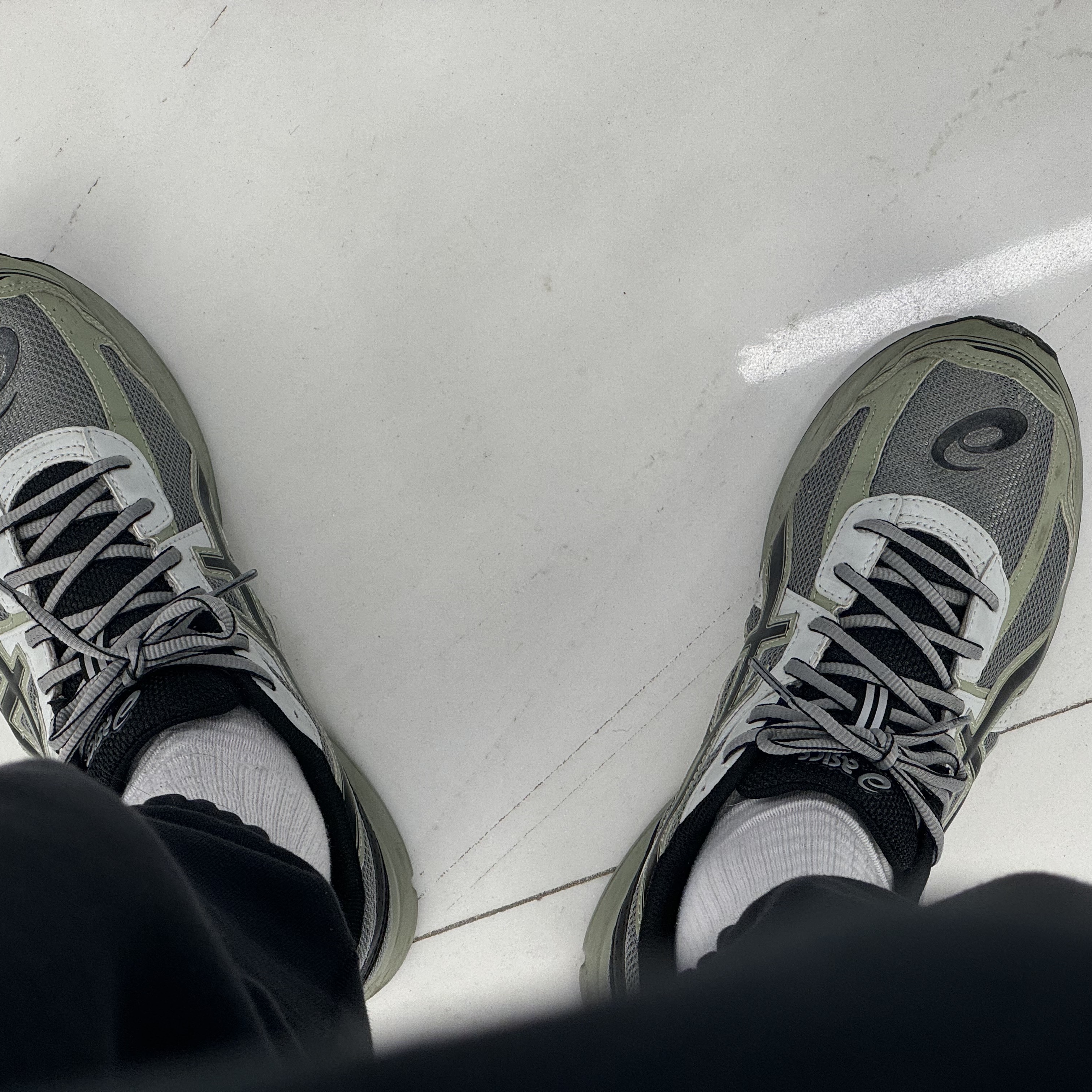 Asics Jog 100 S Sheet Rock - 2E Wide 착용 스타일