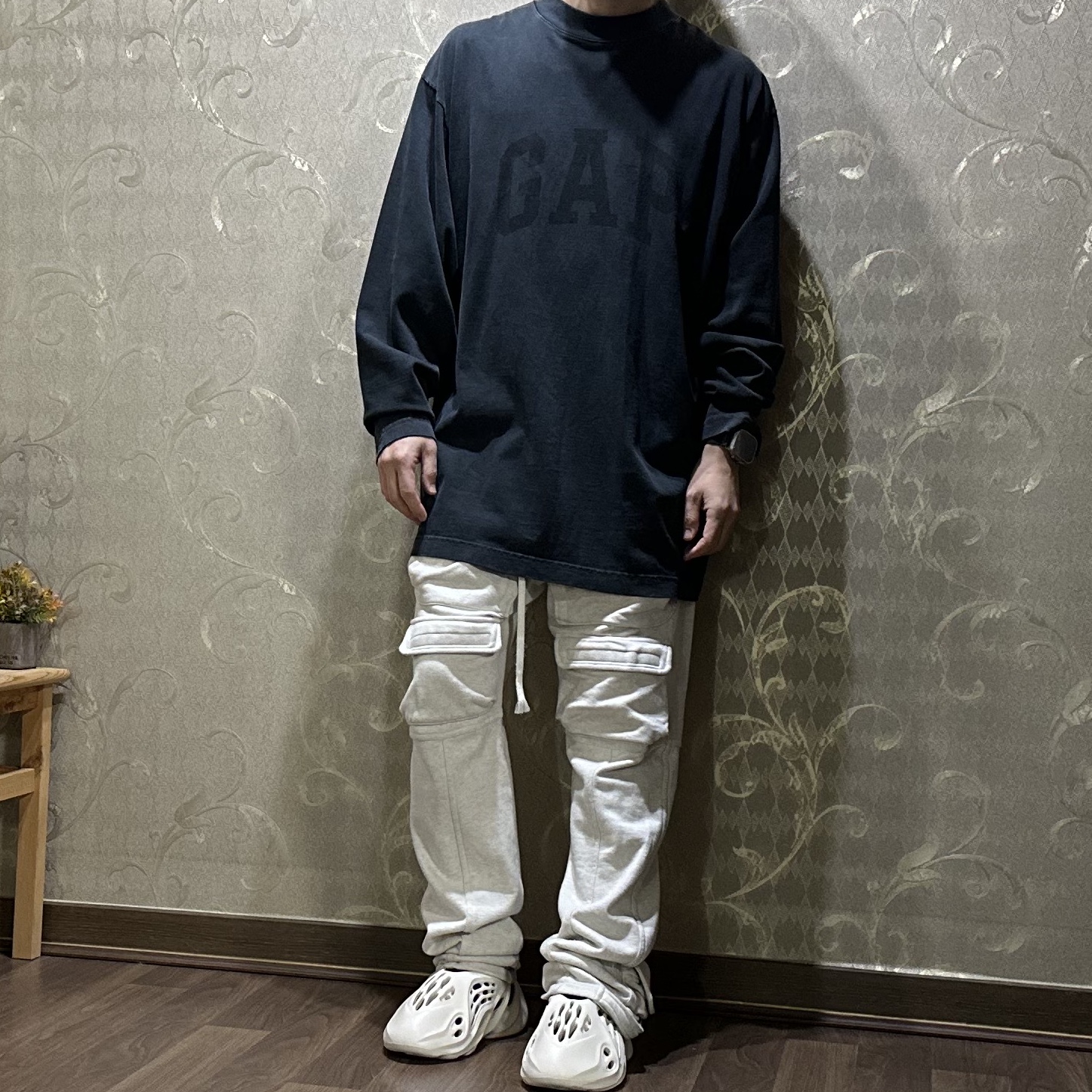 Yeezy Gap Engineered By Balenciaga Dove Long Sleeve T-Shirt Black, Yeezy Gap Engineered By Balenciaga Dove Long Sleeve T-Shirt White 착용 스타일 - 4