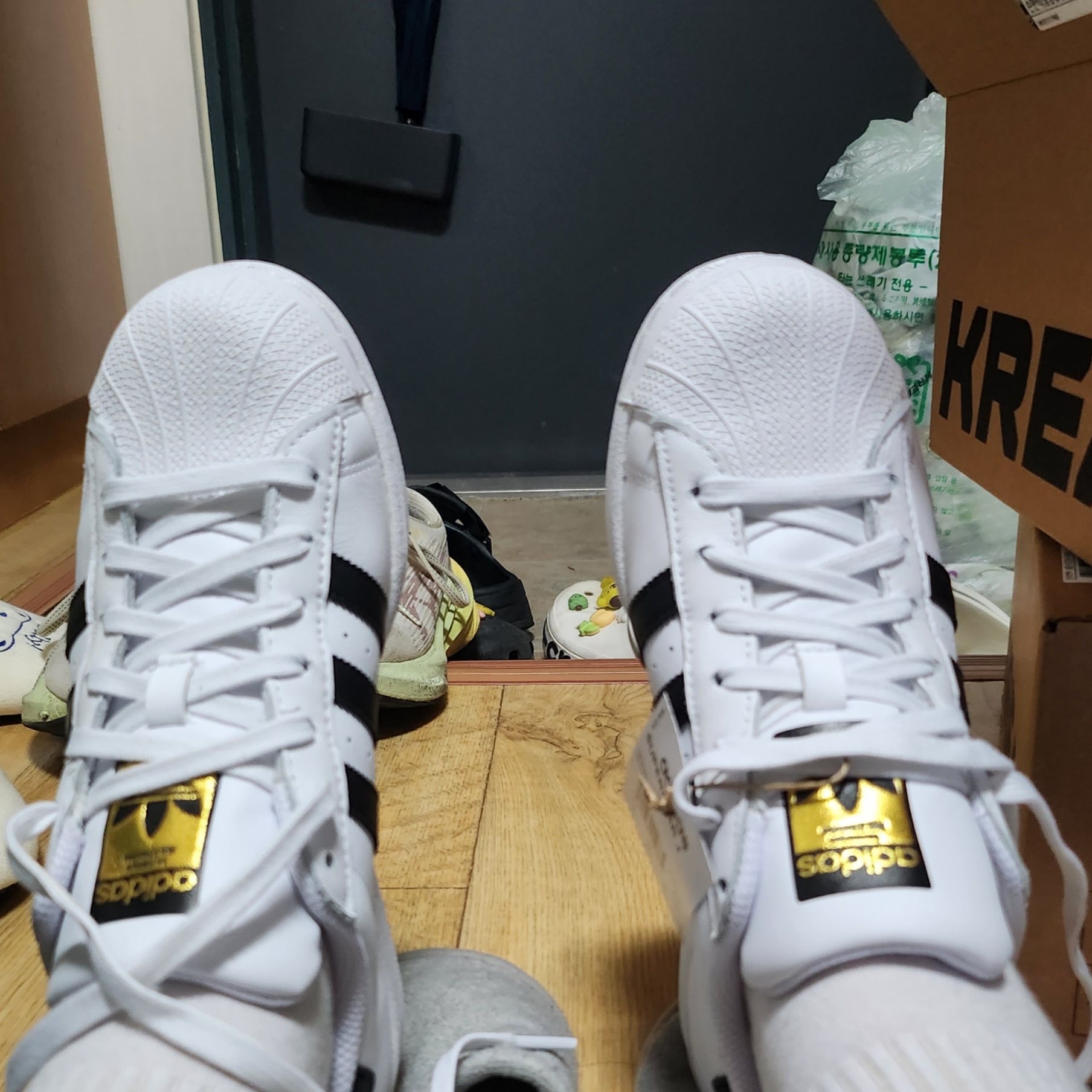(J) Adidas Superstar J White Black 착용 스타일