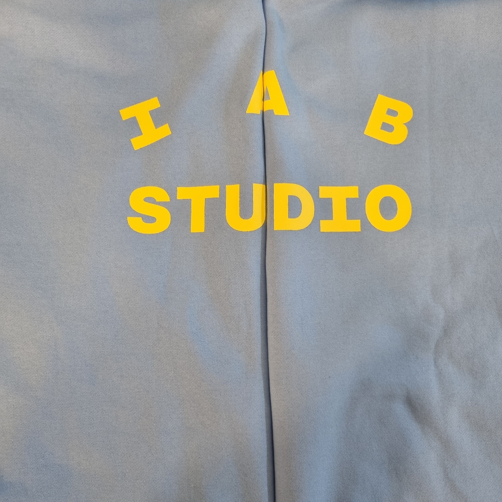 IAB Studio Hoodie Sky Blue Lemon 착용 스타일