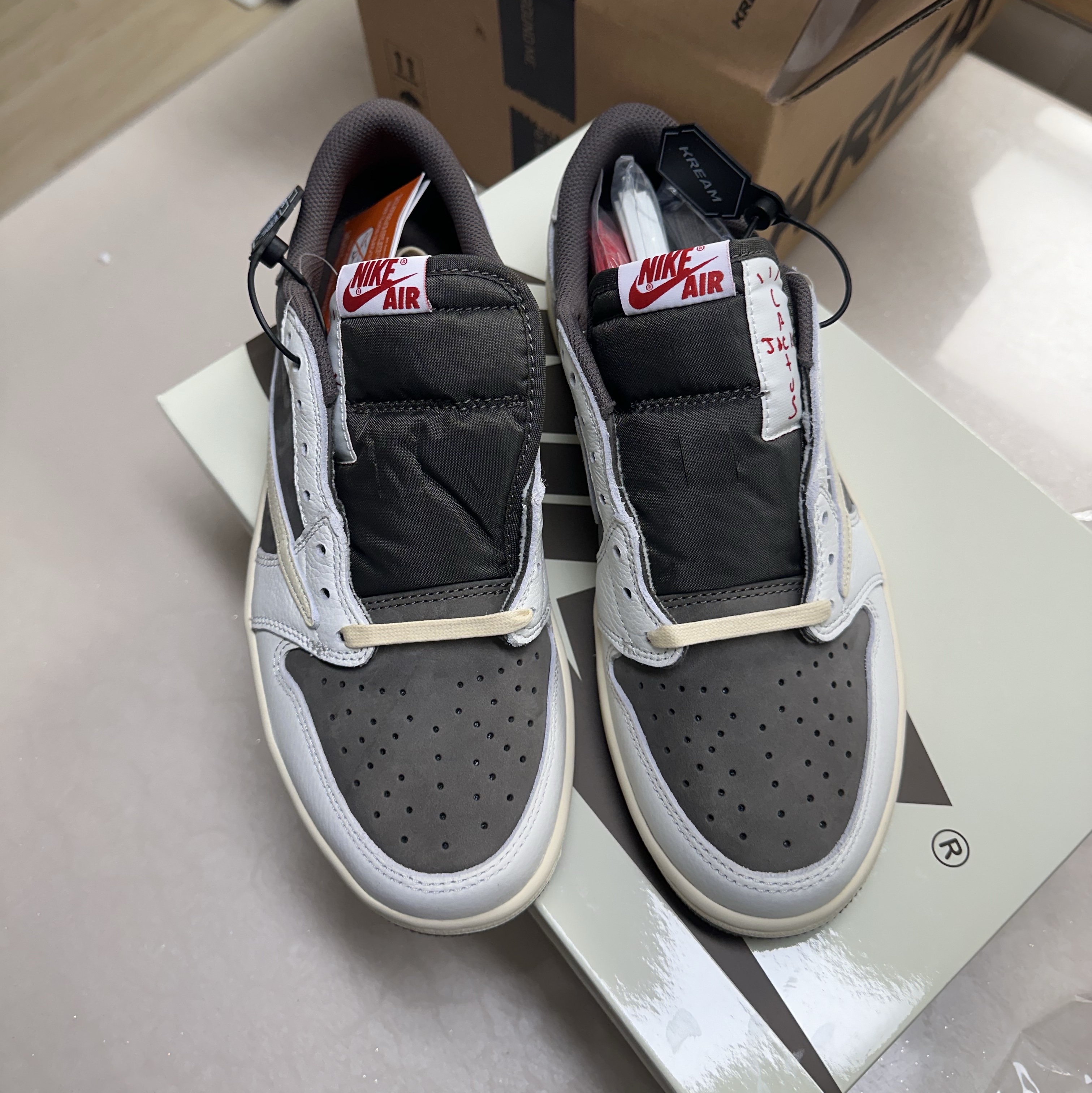 Jordan 1 x Travis Scott Retro Low OG SP Sail and Ridgerock 착용 스타일 - 5