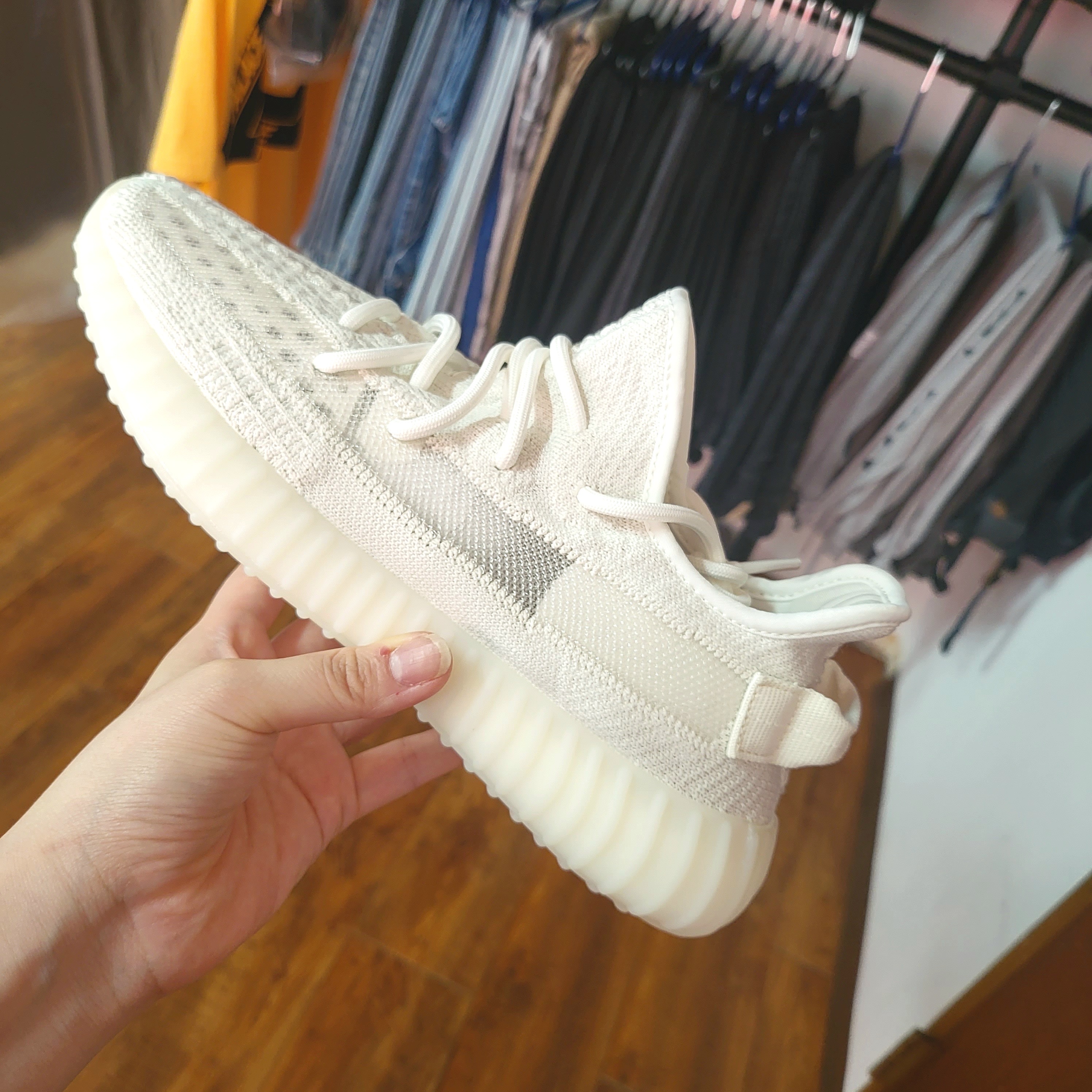 Adidas Yeezy Boost 350 V2 Bone 착용 스타일