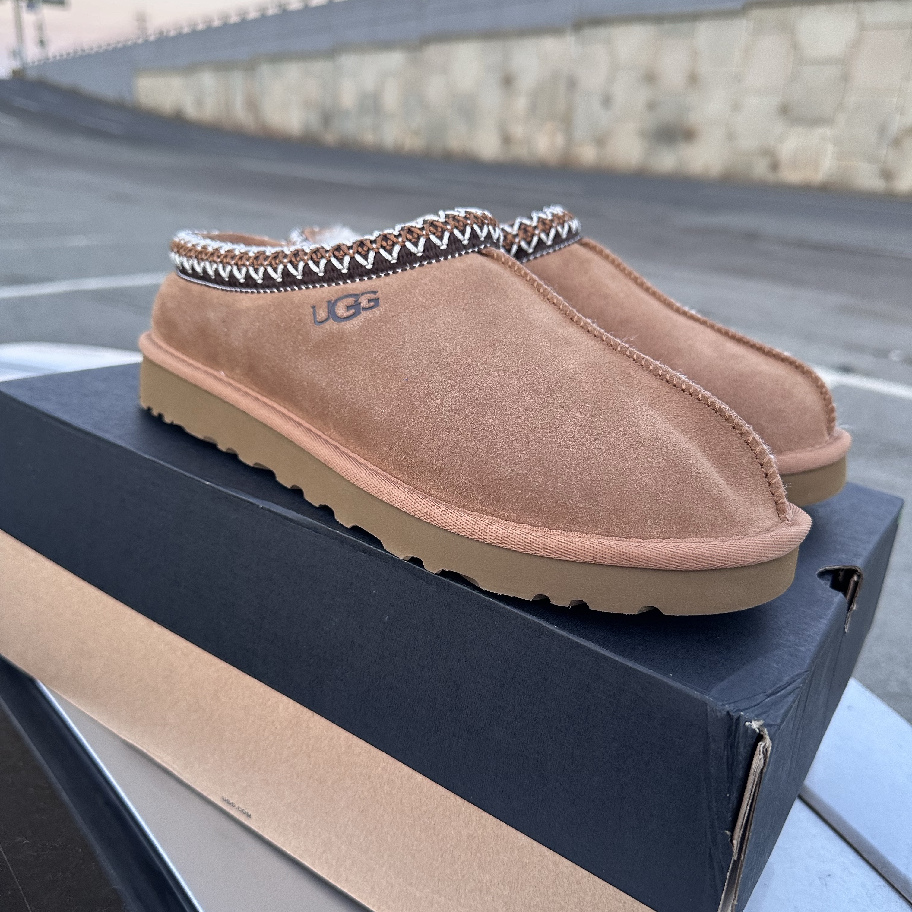 UGG Tasman Slipper Chestnut 착용 스타일 - 3