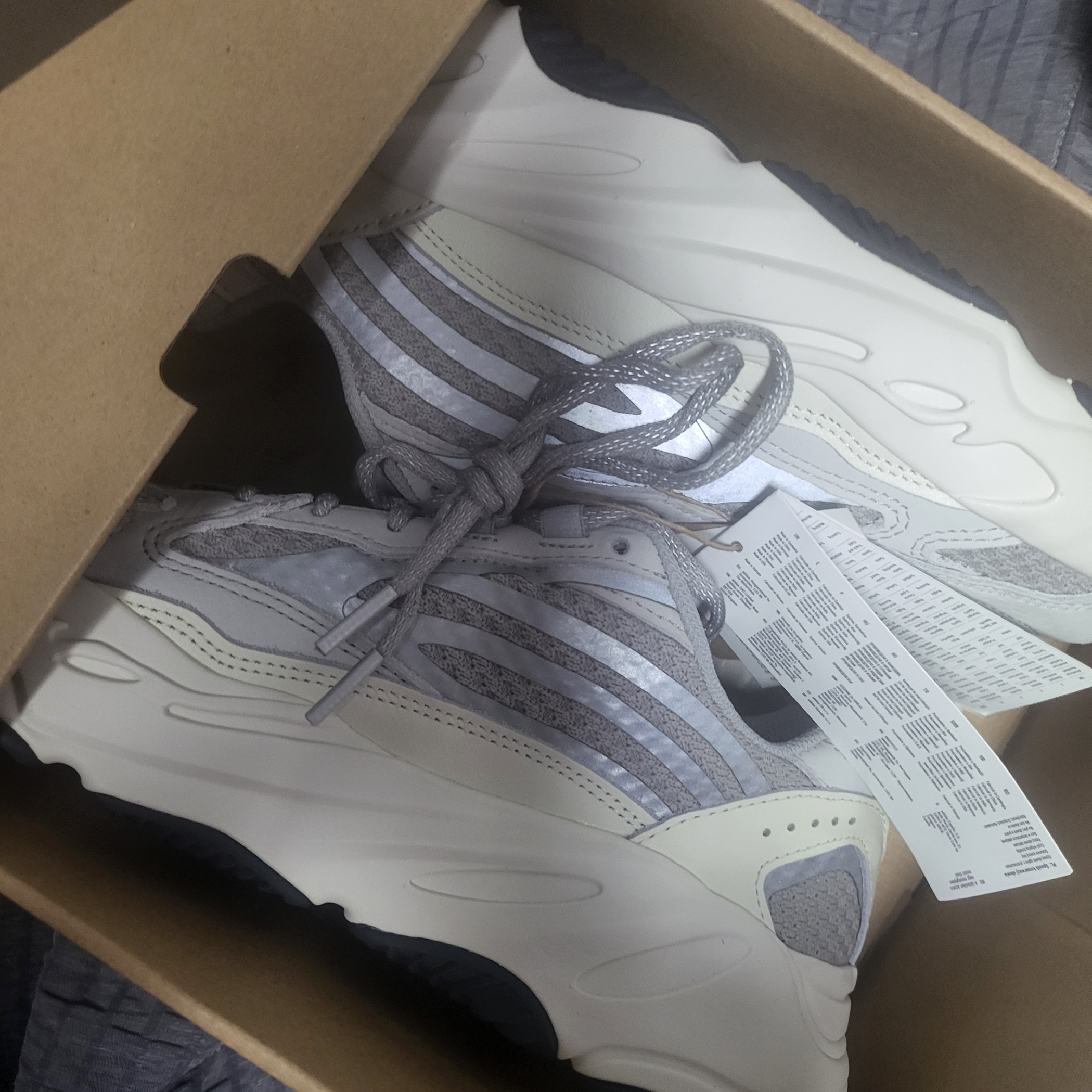 Adidas Yeezy Boost 700 V2 Static 2022 착용 스타일