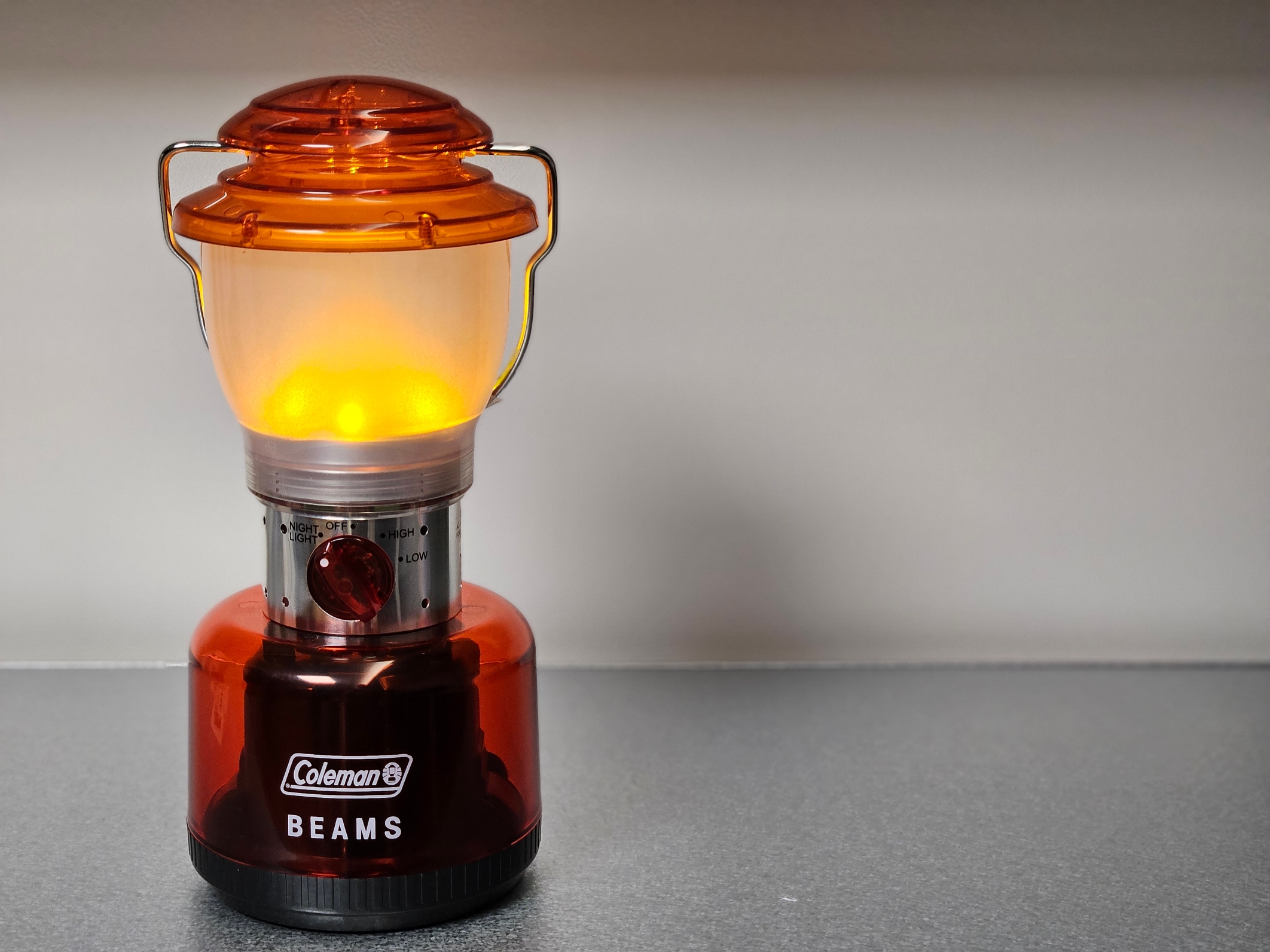 Beams x Coleman Bespoke CPX Reversible LED Lantern Orange 착용 스타일 - 4