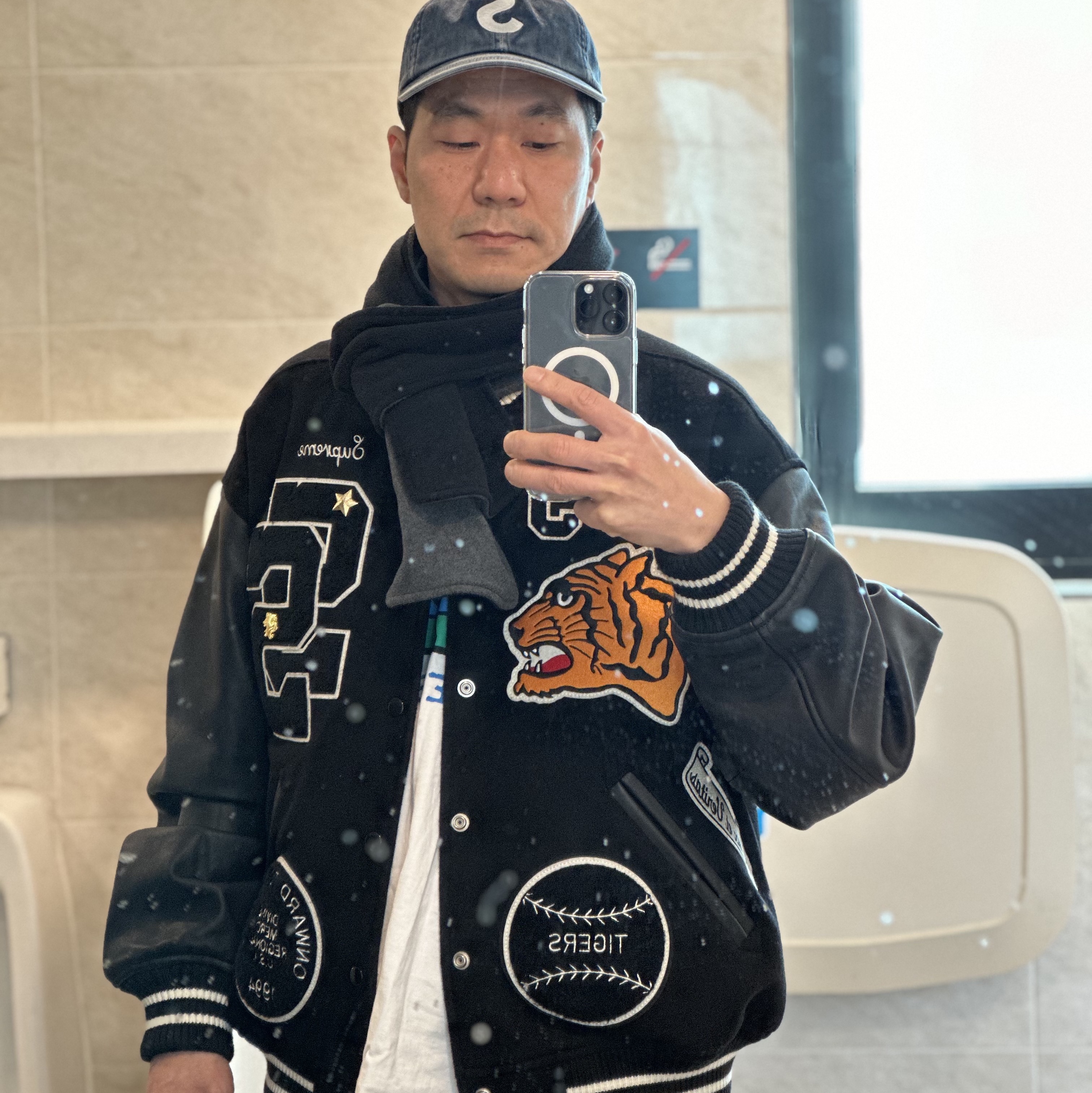 Supreme Pigment Print S Logo 6-Panel Indigo - 22FW, Supreme Tiger Varsity Jacket Black - 23FW 착용 스타일 - 1
