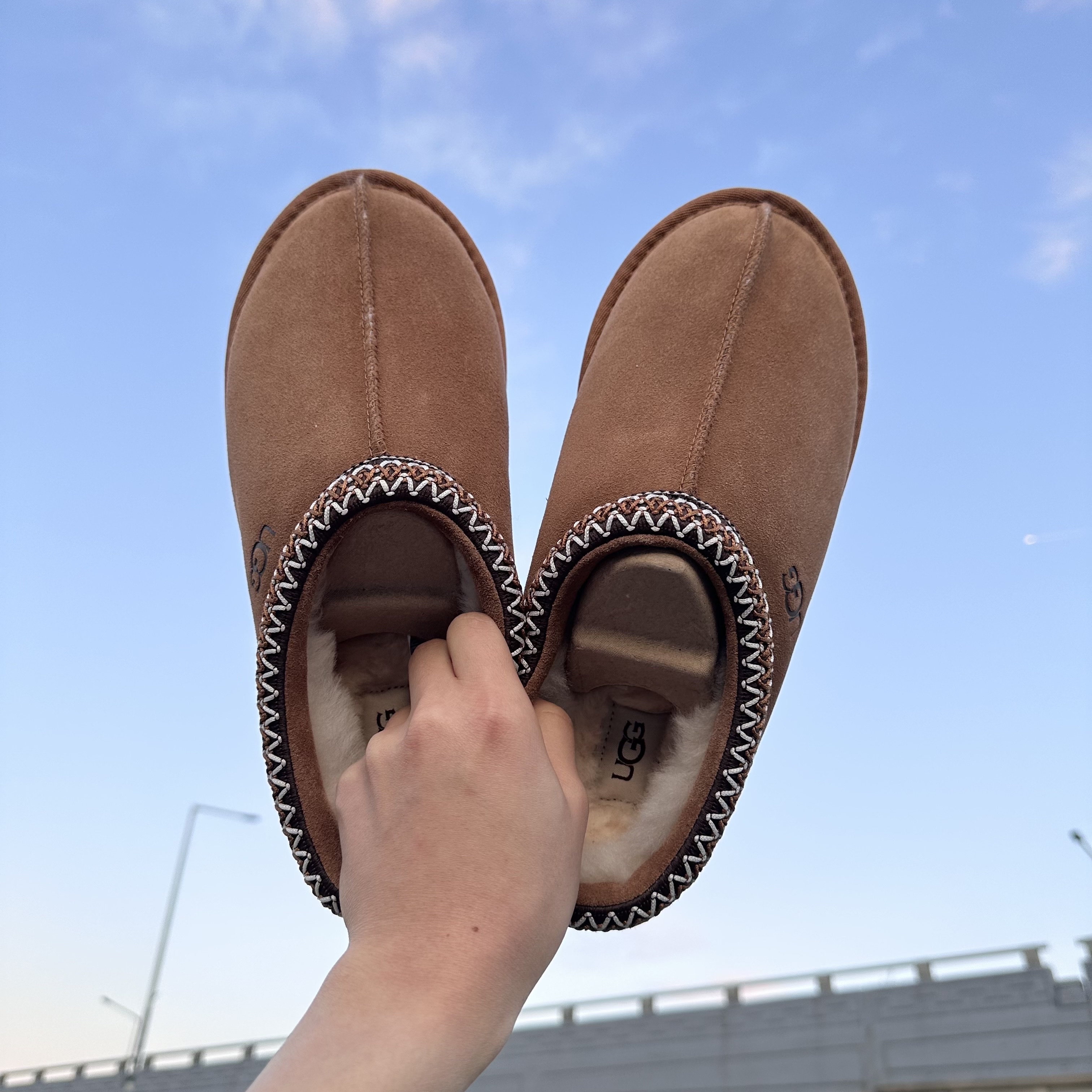 UGG Tasman Slipper Chestnut 착용 스타일 - 1