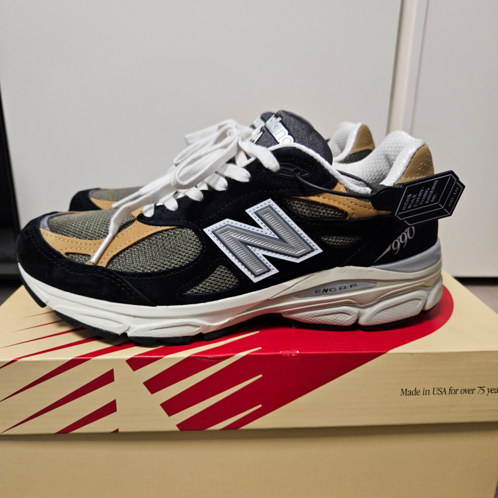 New Balance 990v3 Made in USA Black Tan 착용 스타일 - 2