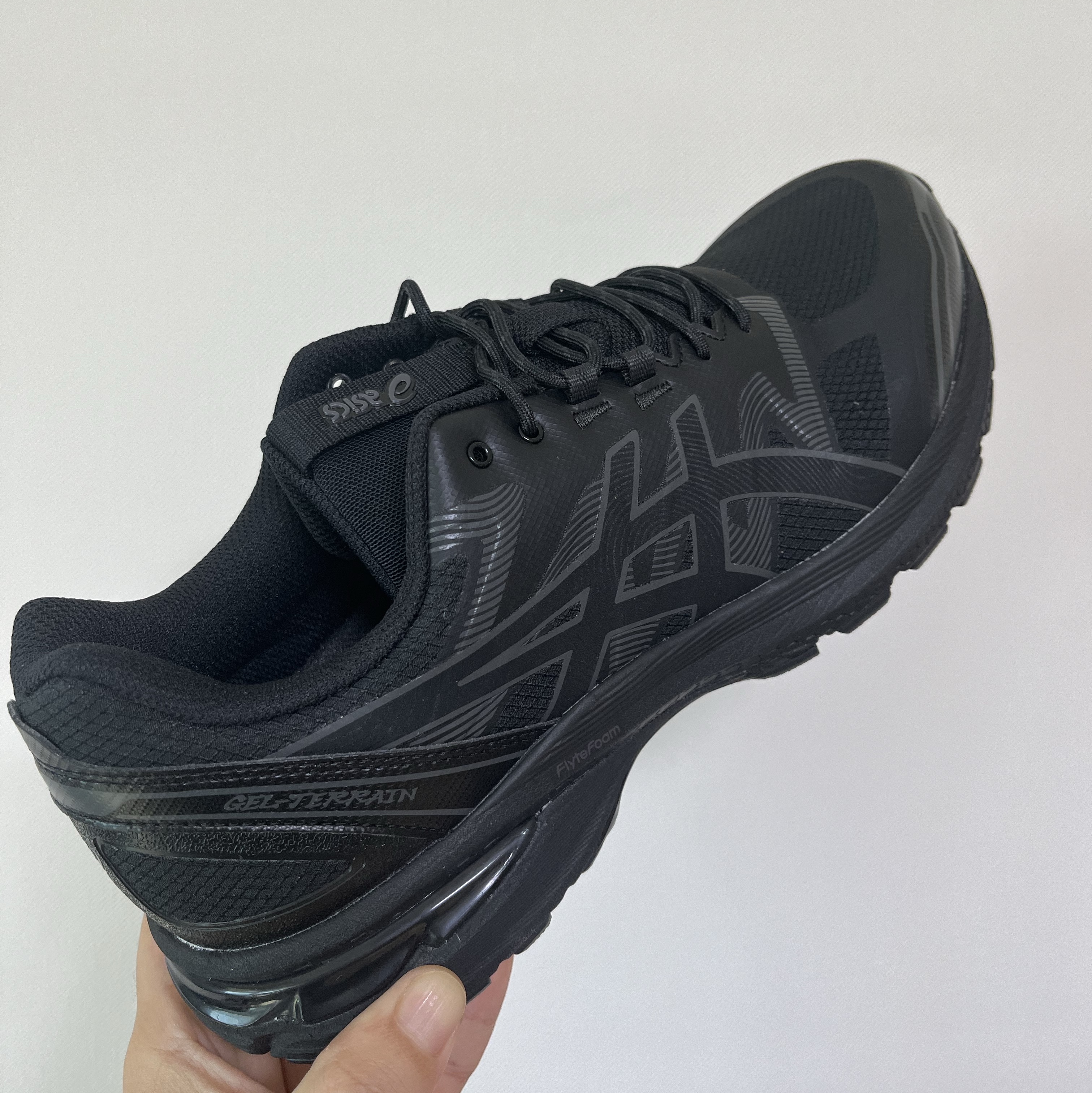 Asics Gel-Terrain Black 착용 스타일 - 2