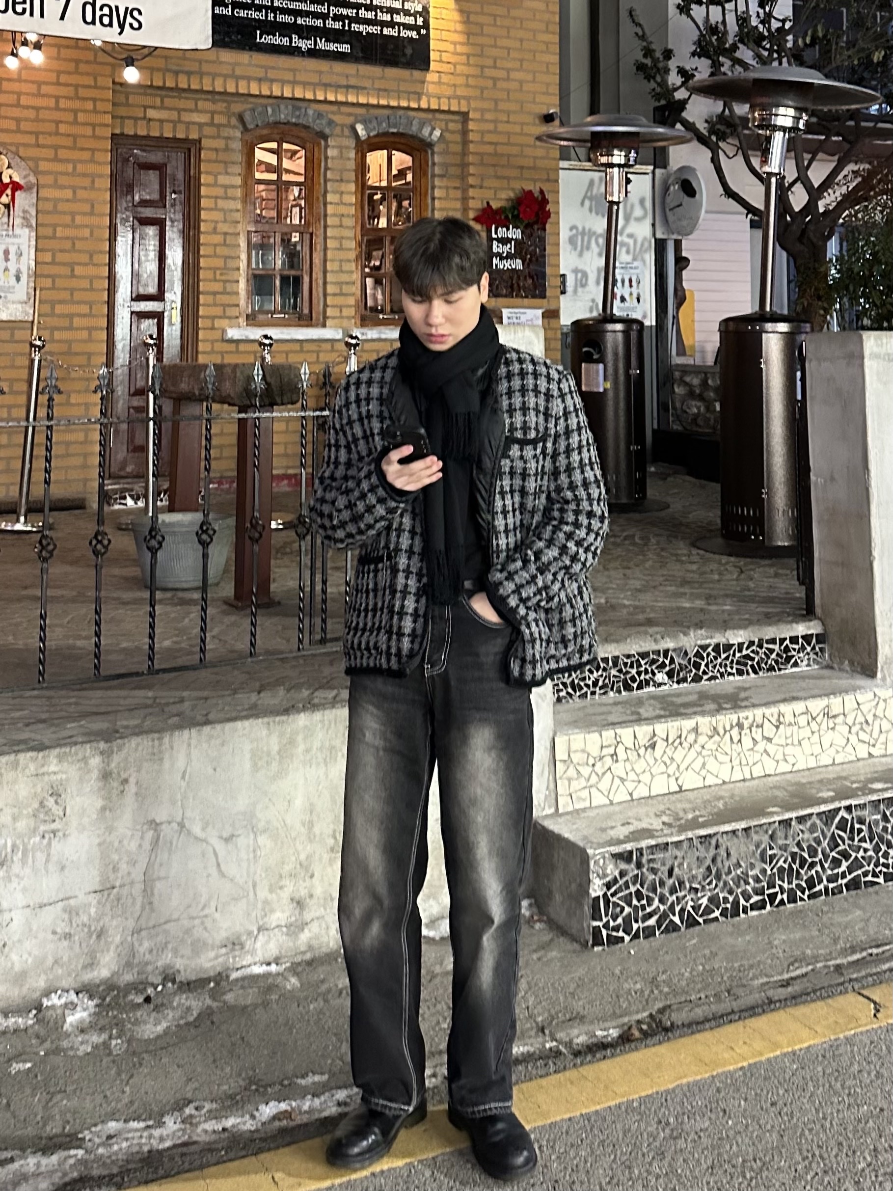 Dr. Martens 2976 Chelsea Black Smooth 착용 스타일