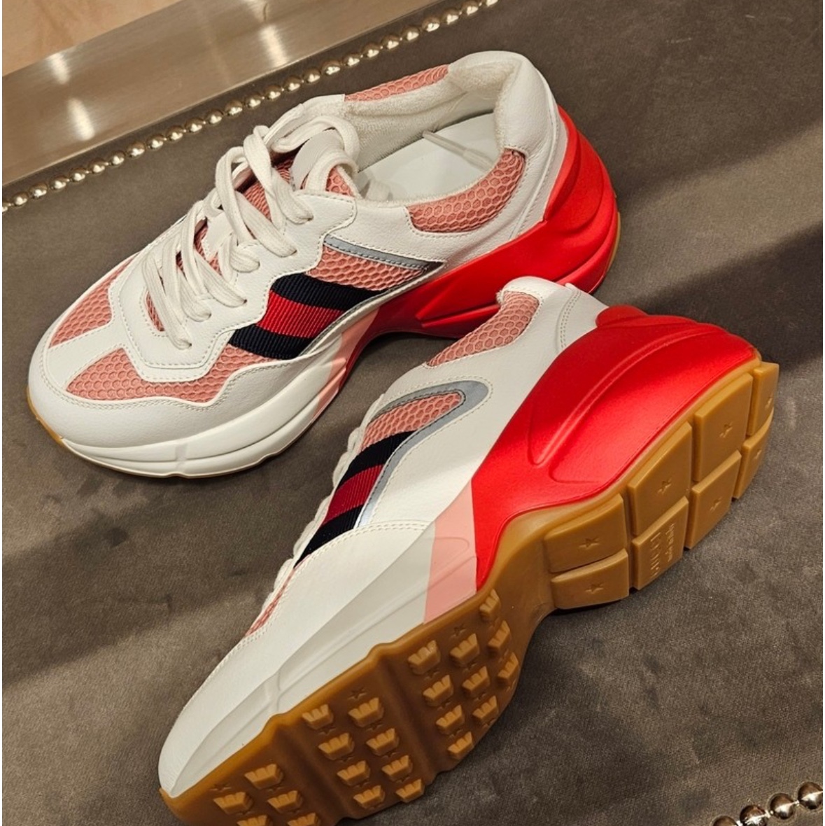 (W) Gucci Rhyton Sneaker White Pink 착용 스타일 - 3