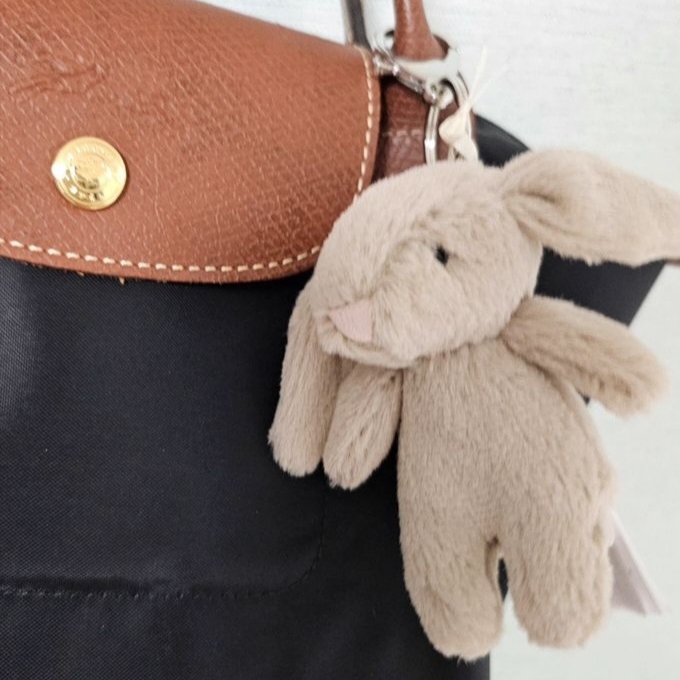 Jellycat Bashful Bunny Bag Charm Beige 착용 스타일