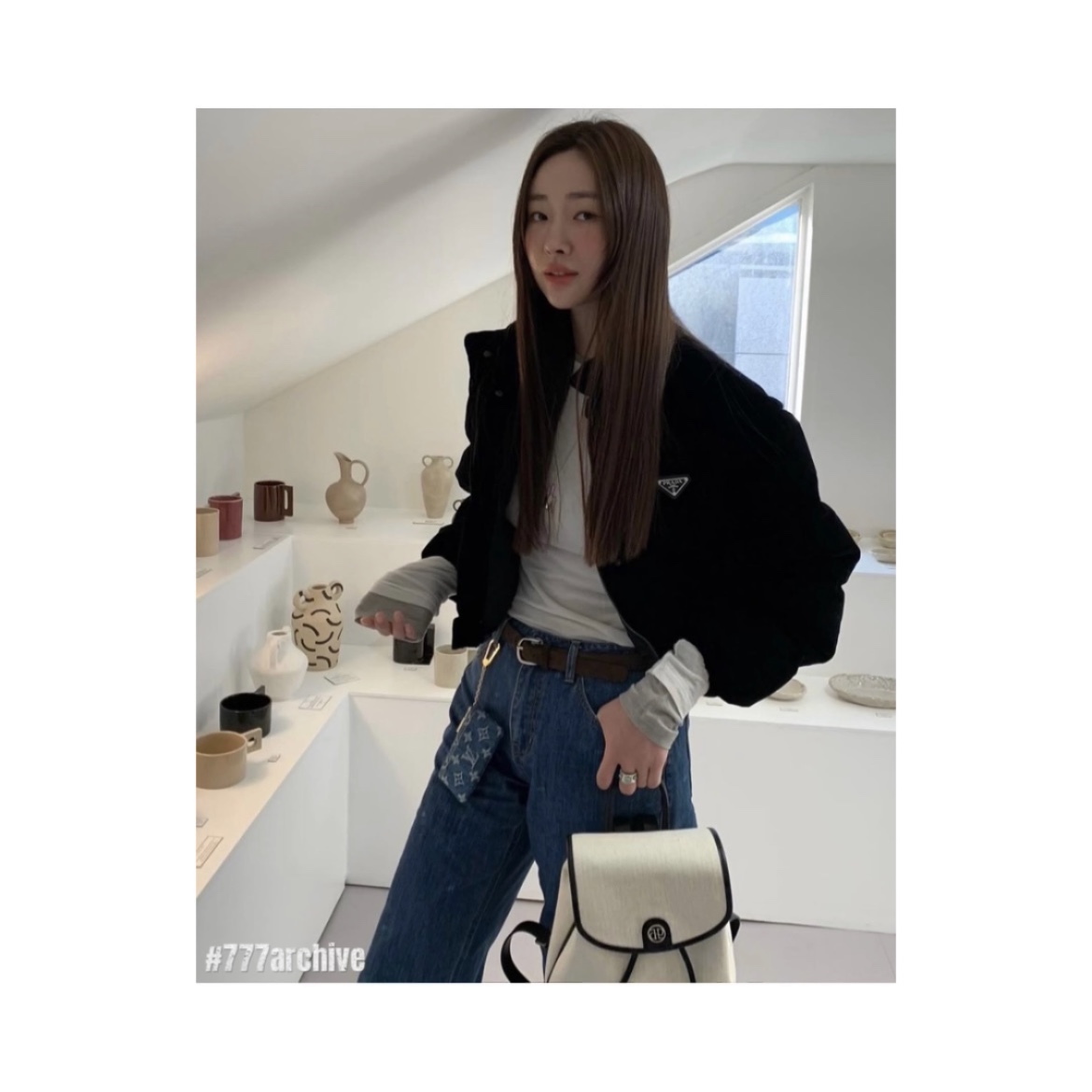 (W) Prada Velvet Cropped Puffer Jacket Black 착용 스타일 - 1