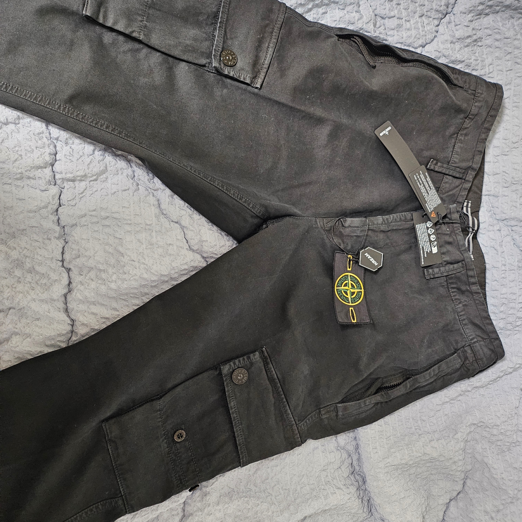 Stone Island 303L1 Stretch Broken Twill Cotton Garment Dyed Old Effect Cargo Pants Black - 23FW 착용 스타일