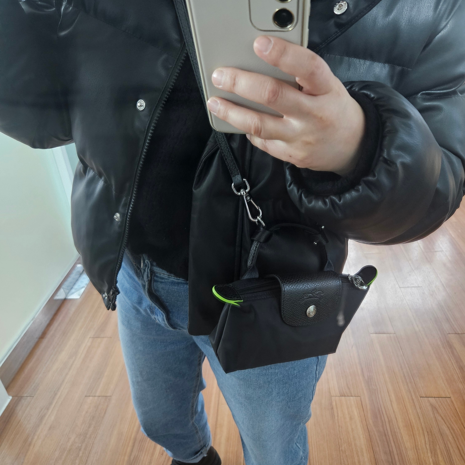 Longchamp Le Pliage Green Handle Pouch Black 착용 스타일