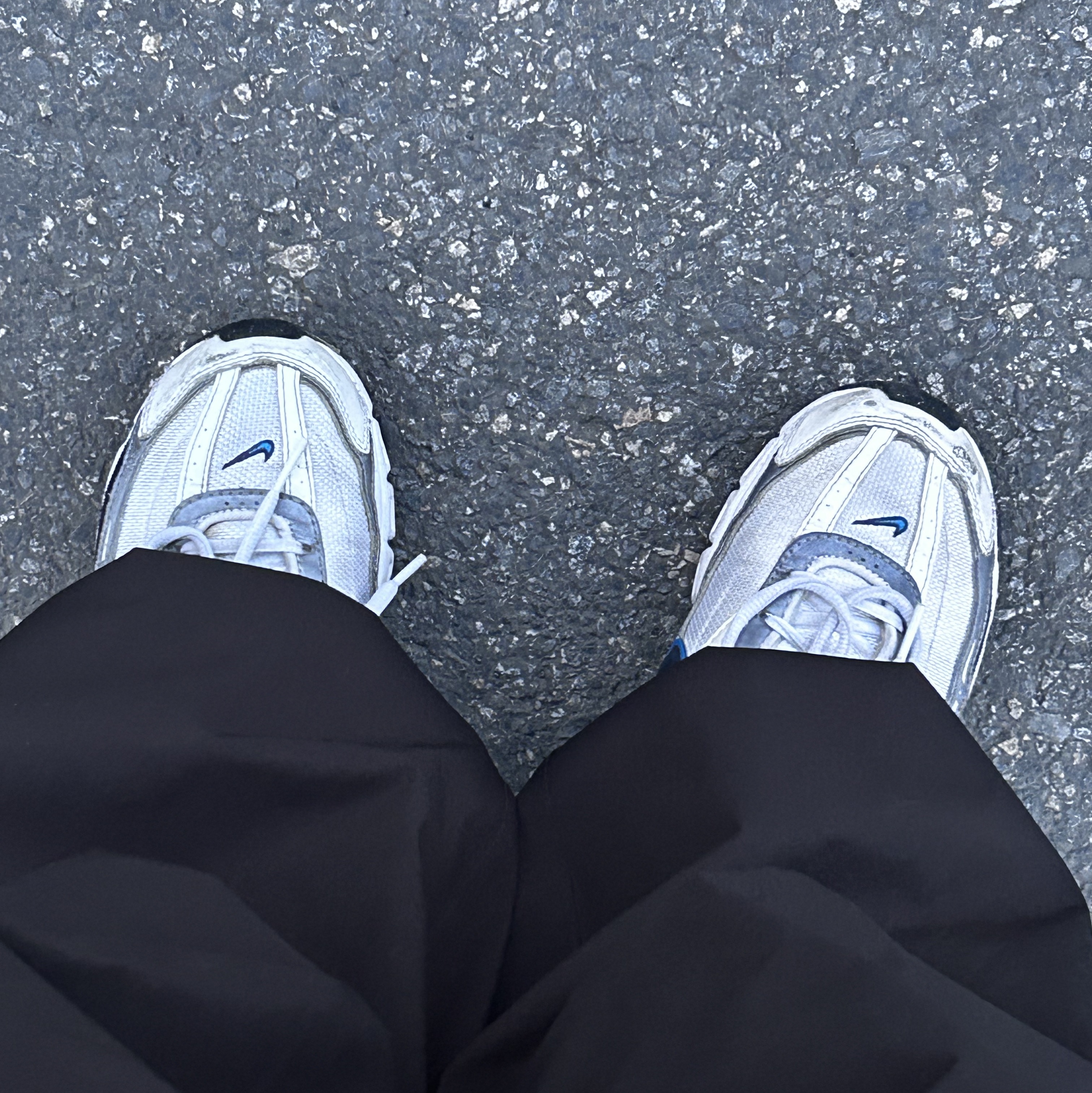 Nike Initiator White Obsidian Metallic Cool Grey 착용 스타일