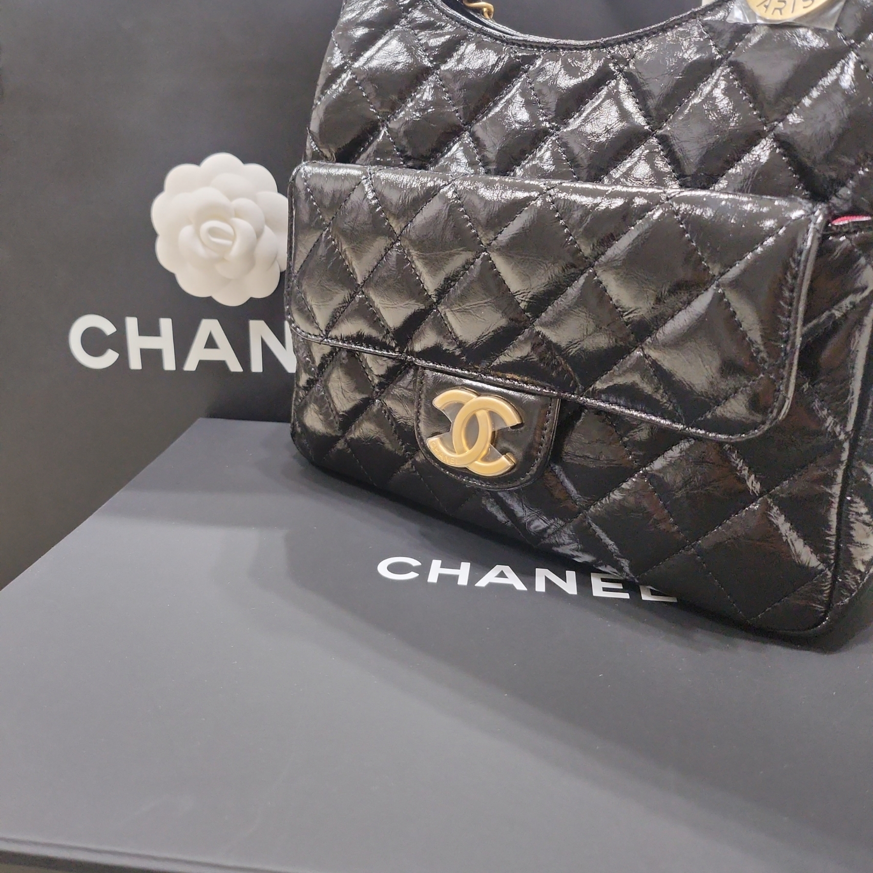 Chanel Hobo Handbag Shiny Crumpled Calfskin & Gold Black 착용 스타일