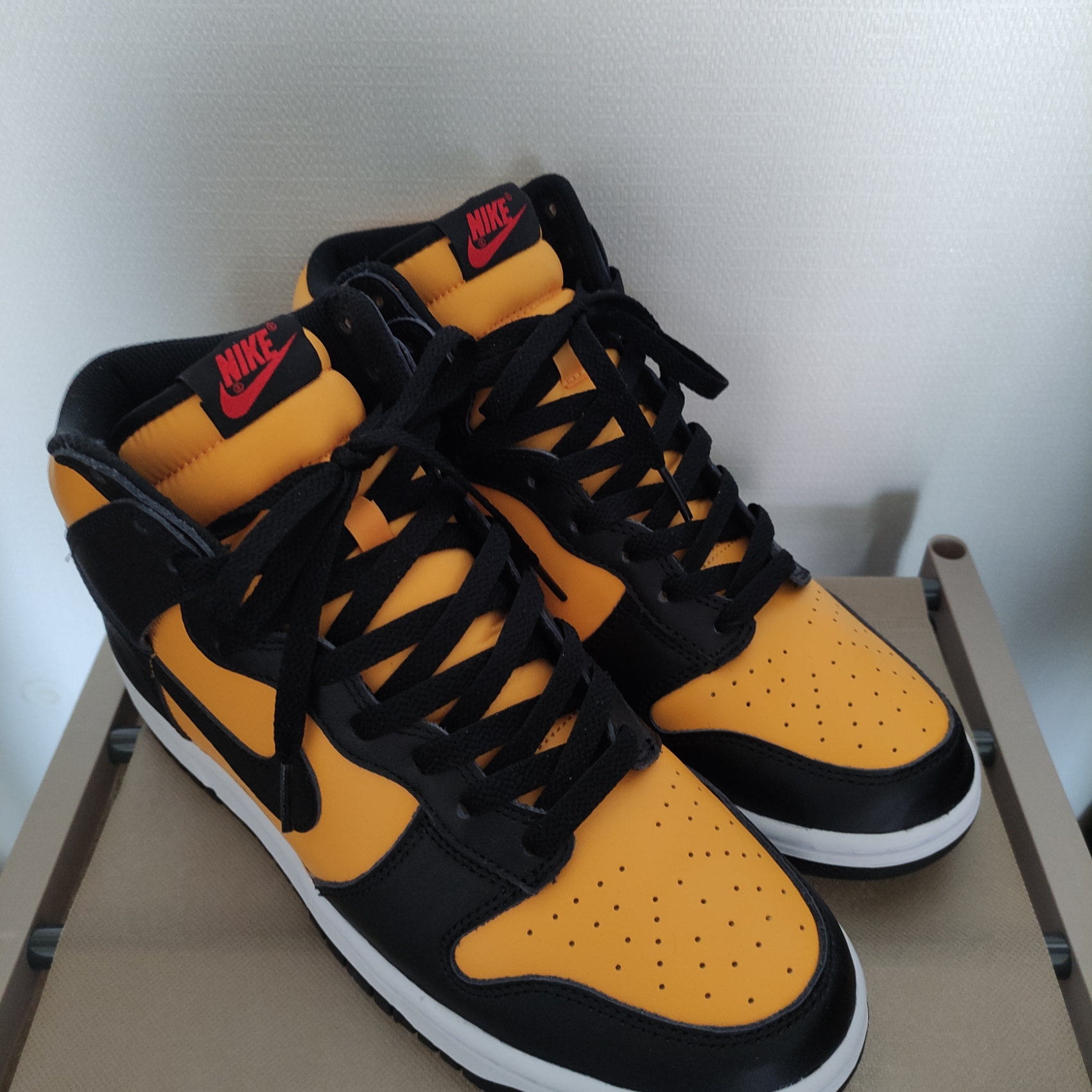 Nike Dunk High Retro University Gold and Black 착용 스타일