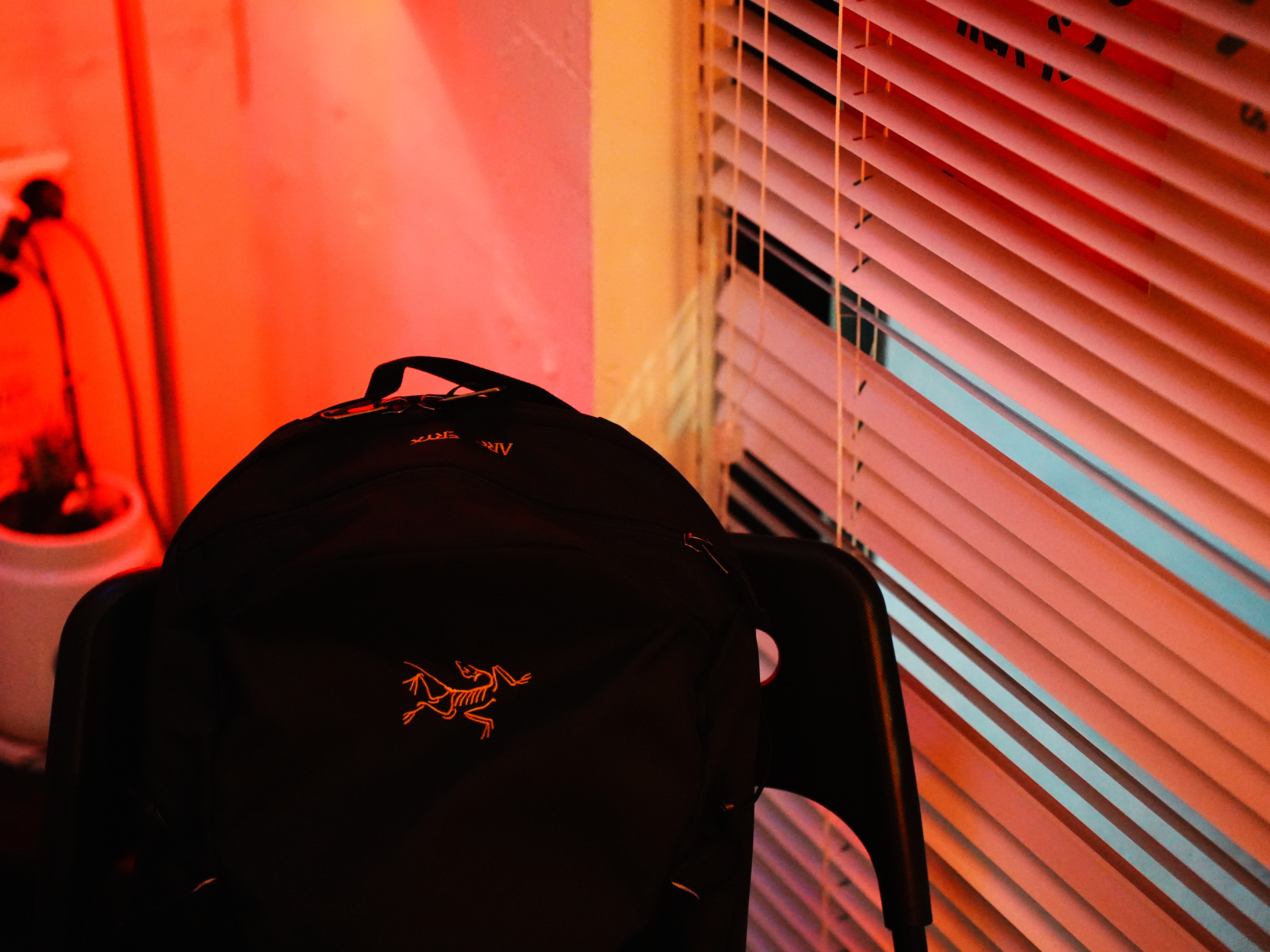Arc'teryx Mantis 16 Backpack Black 착용 스타일 - 2