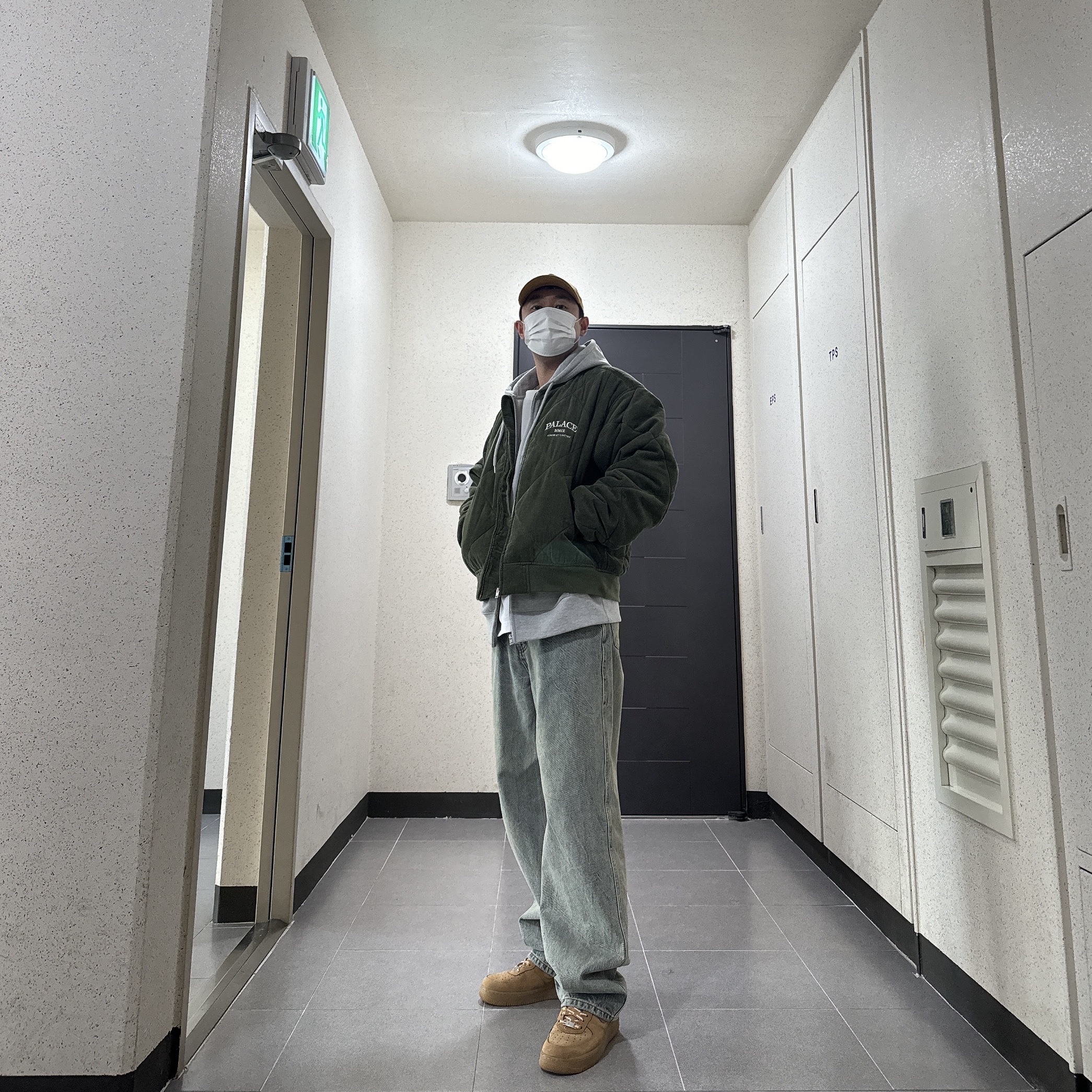 Palace Quilted Jacket The Deep Green - 23FW, Palace Tri-Puff Print Zip Hood Grey Marl - 23SS 착용 스타일 - 1