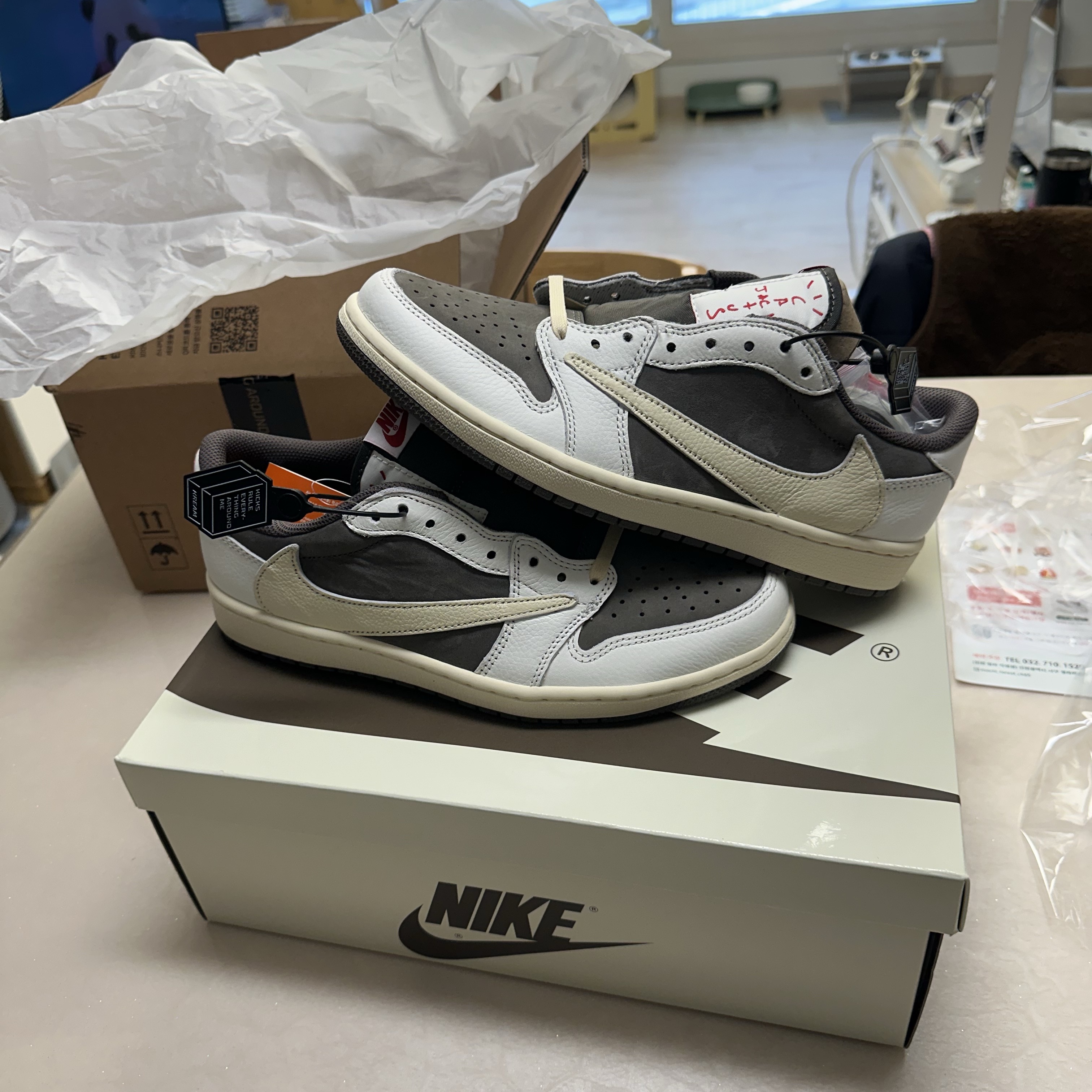 Jordan 1 x Travis Scott Retro Low OG SP Sail and Ridgerock 착용 스타일 - 1