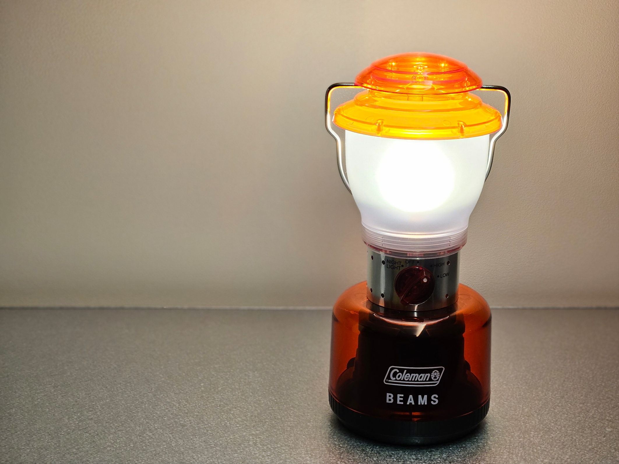 Beams x Coleman Bespoke CPX Reversible LED Lantern Orange 착용 스타일 - 3