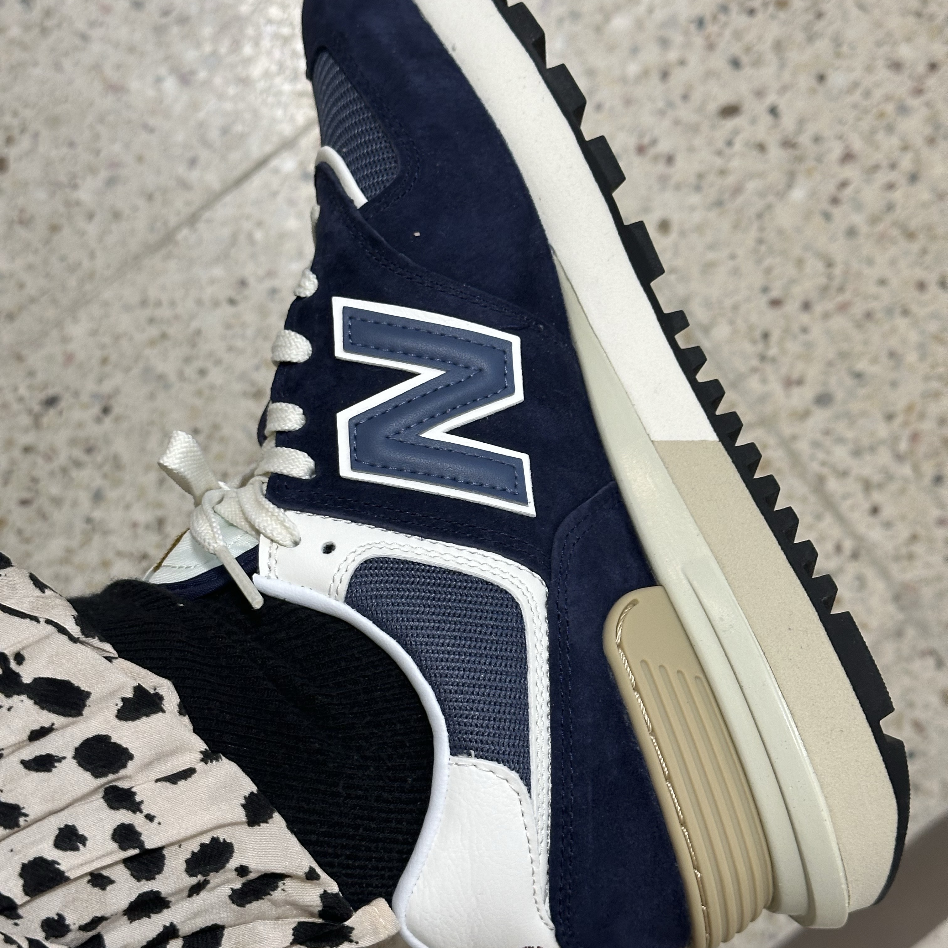 New Balance 574 Legacy Navy 착용 스타일 - 2