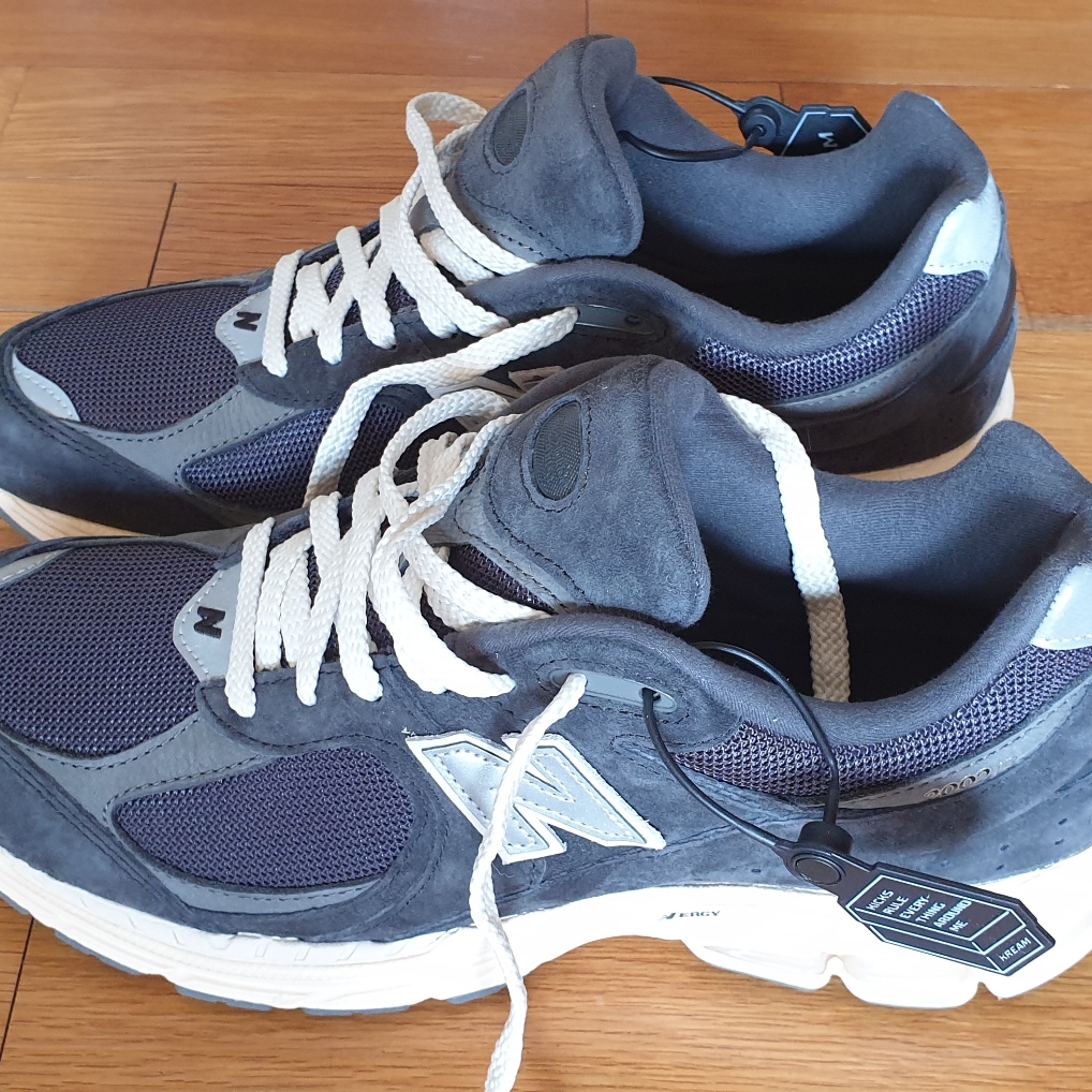New Balance 2002R Special Vintage Black Grey 착용 스타일 - 2
