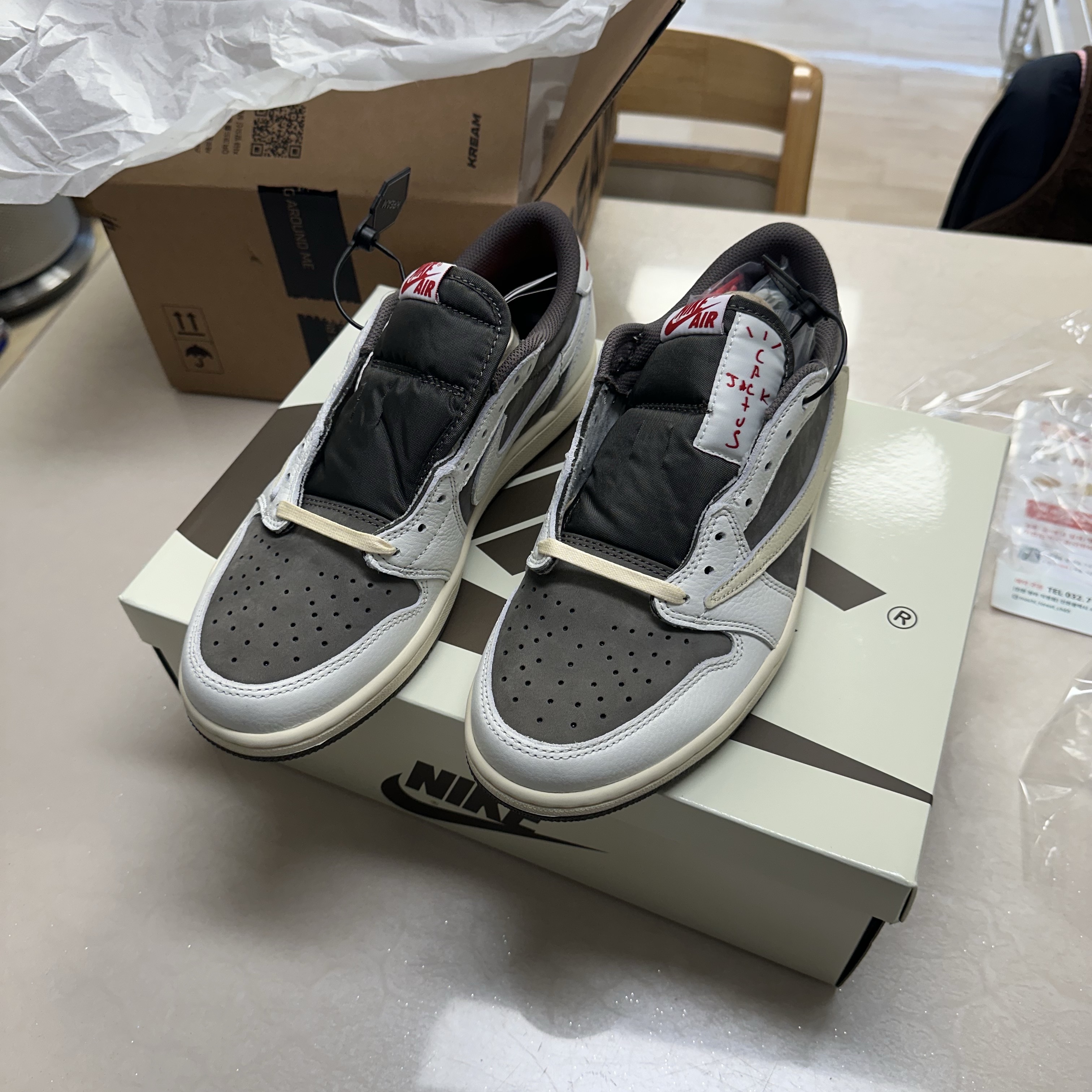 Jordan 1 x Travis Scott Retro Low OG SP Sail and Ridgerock 착용 스타일 - 2