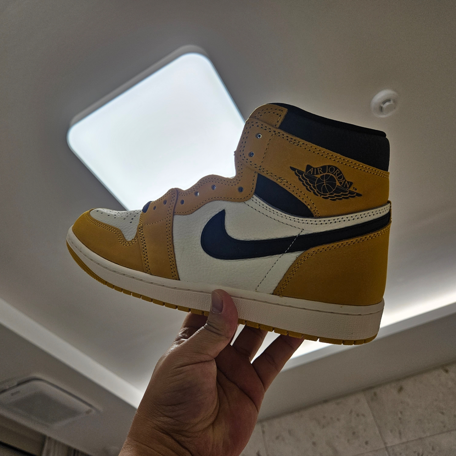 Jordan 1 Retro High OG Yellow Ochre 착용 스타일