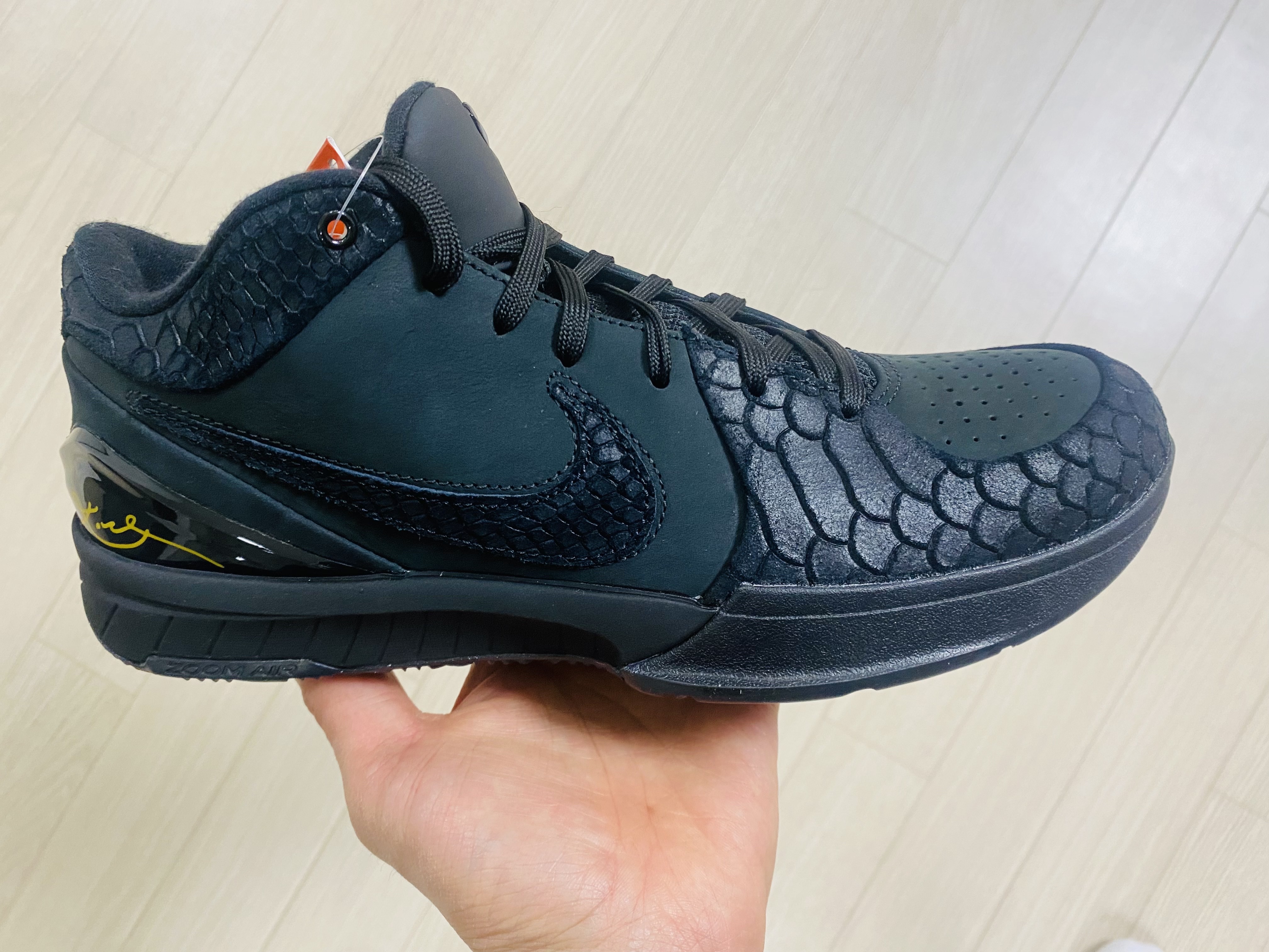 Nike Kobe 4 Protro Black University Gold 착용 스타일 - 1