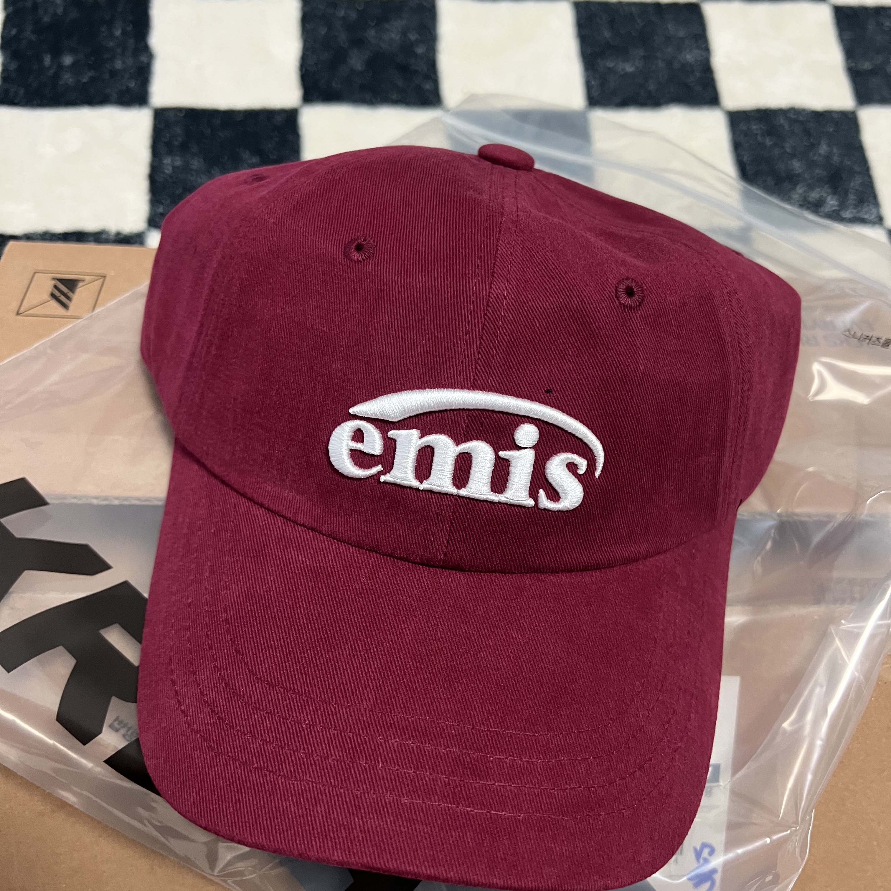 Emis New Logo Emis Cap Burgundy 착용 스타일