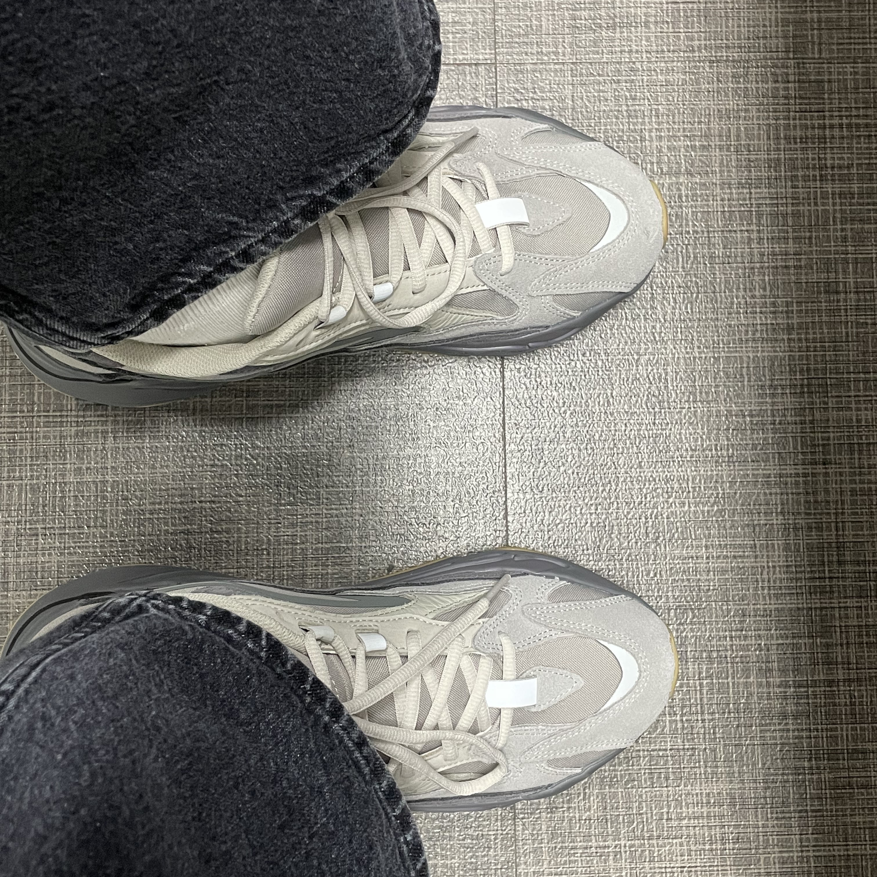 Adidas Yeezy Boost 700 V2 Tephra 2023 착용 스타일