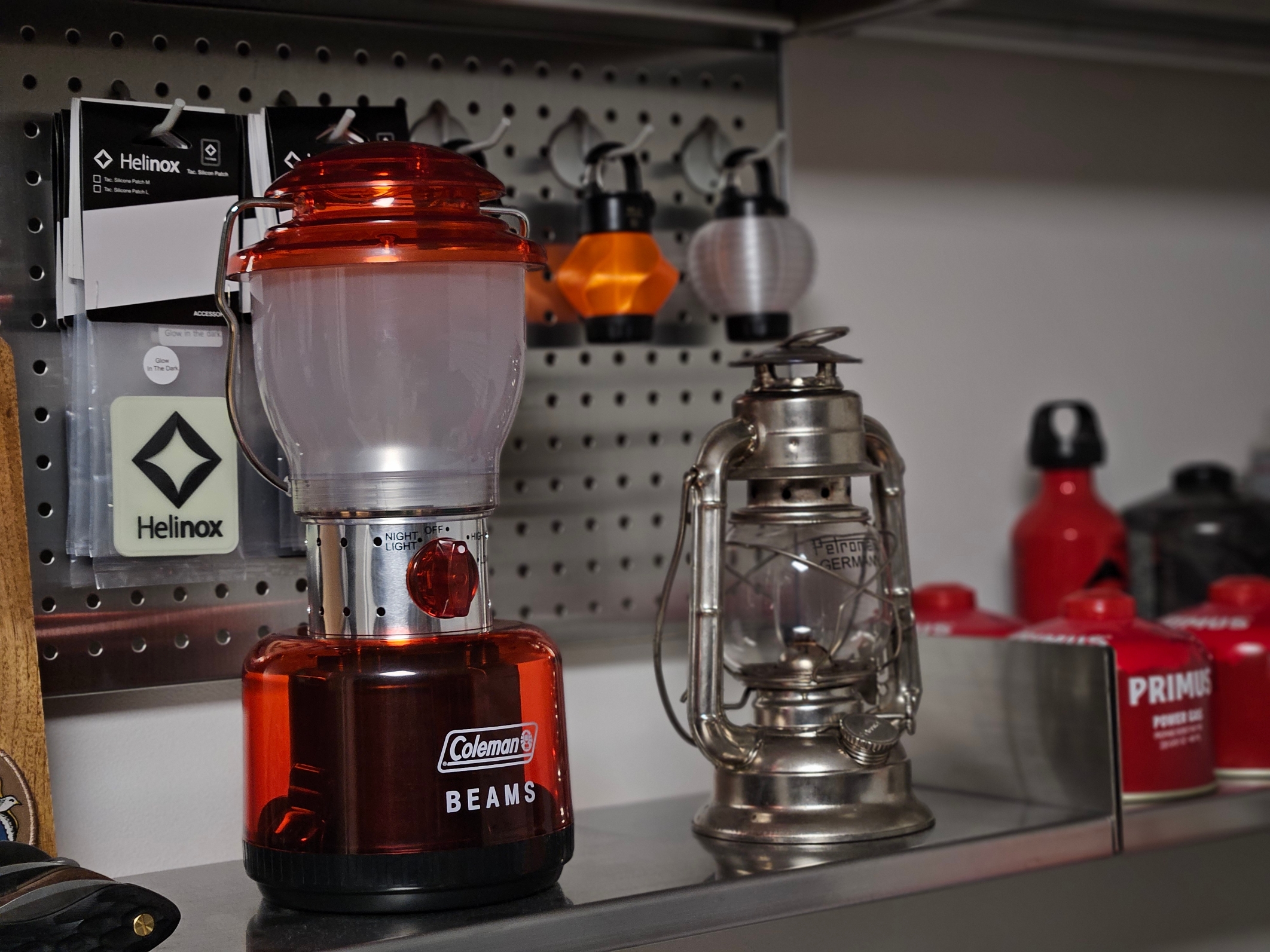Beams x Coleman Bespoke CPX Reversible LED Lantern Orange 착용 스타일 - 2