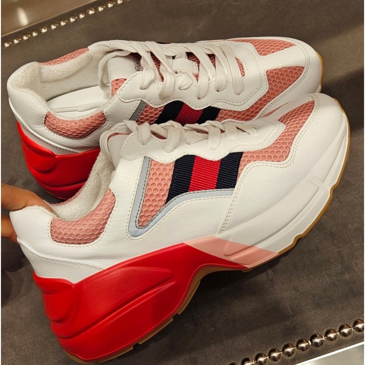 (W) Gucci Rhyton Sneaker White Pink 착용 스타일 - 2