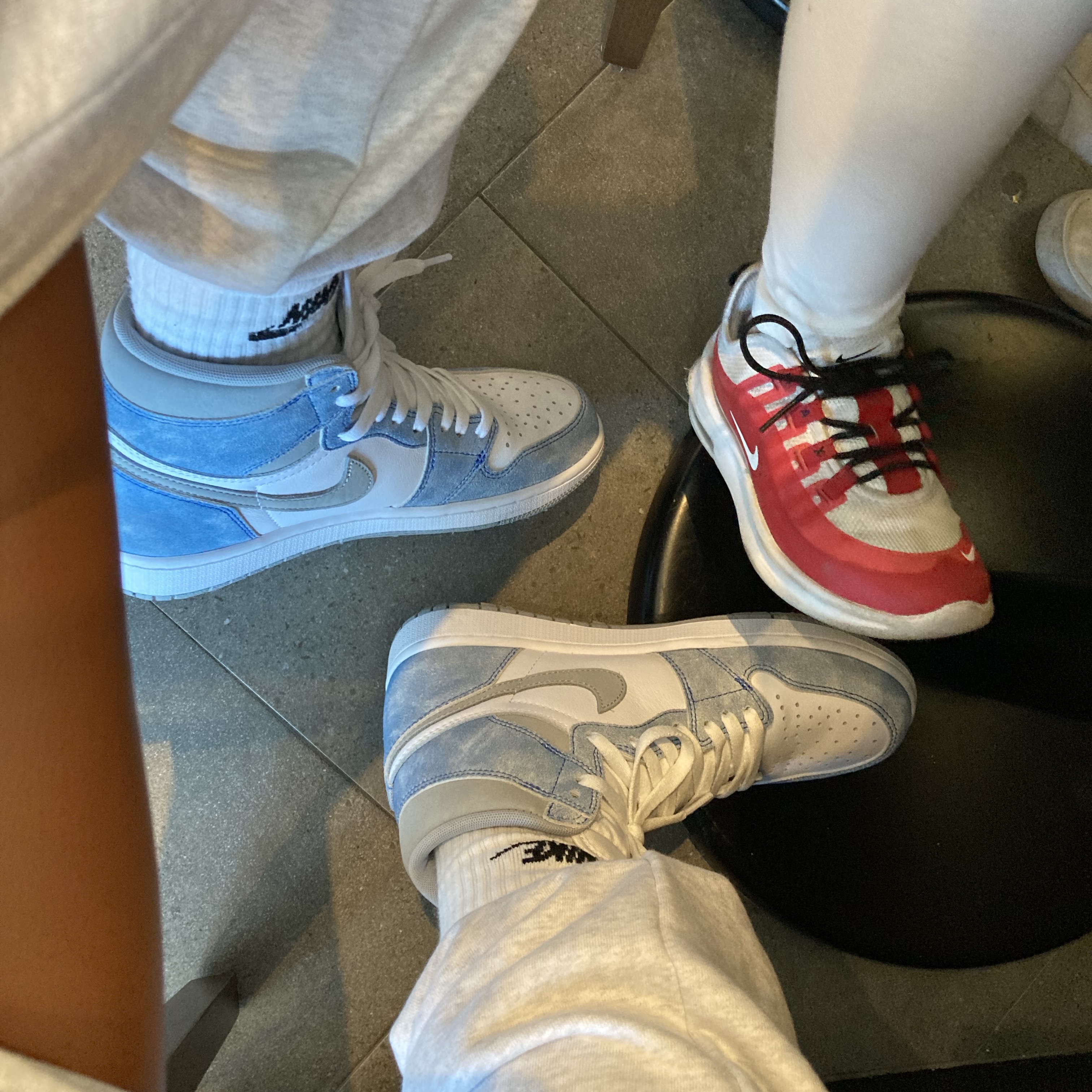 Jordan 1 Retro High OG Hyper Royal 착용 스타일 - 1
