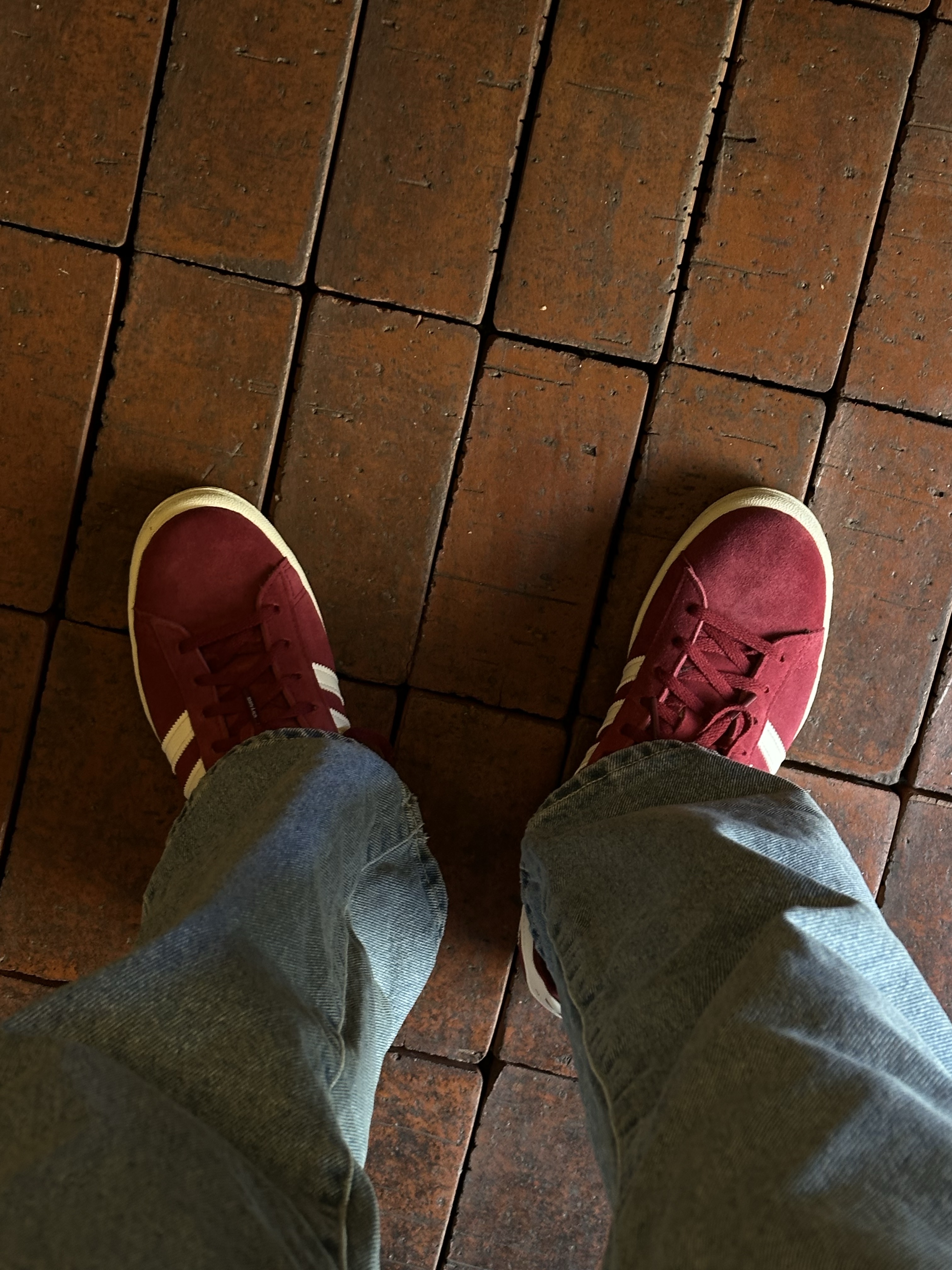 Adidas x Sporty & Rich Campus 80s Collegiate Burgundy Chalk White 착용 스타일 - 1