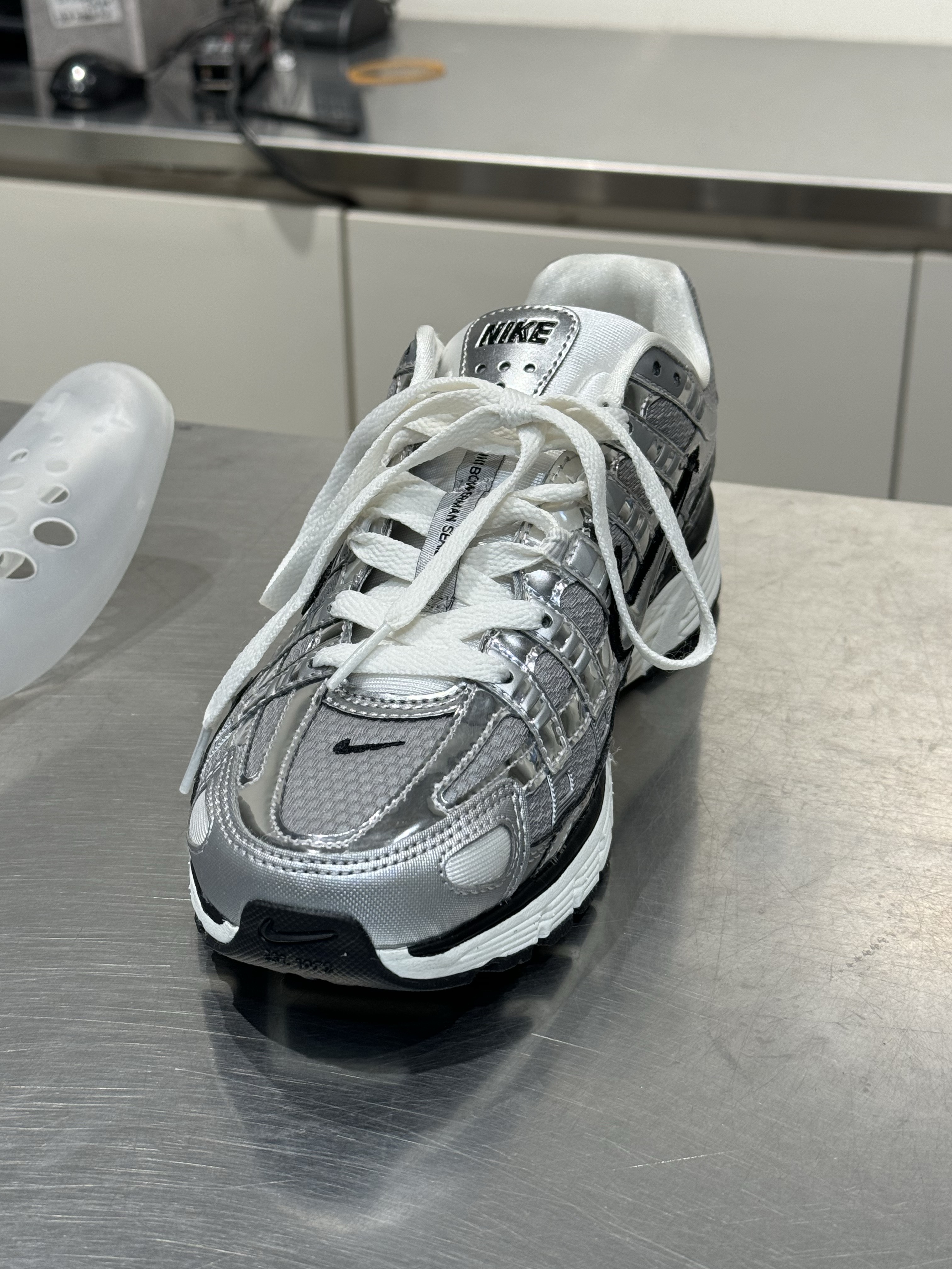 Nike P-6000 Metallic Silver 착용 스타일 - 1