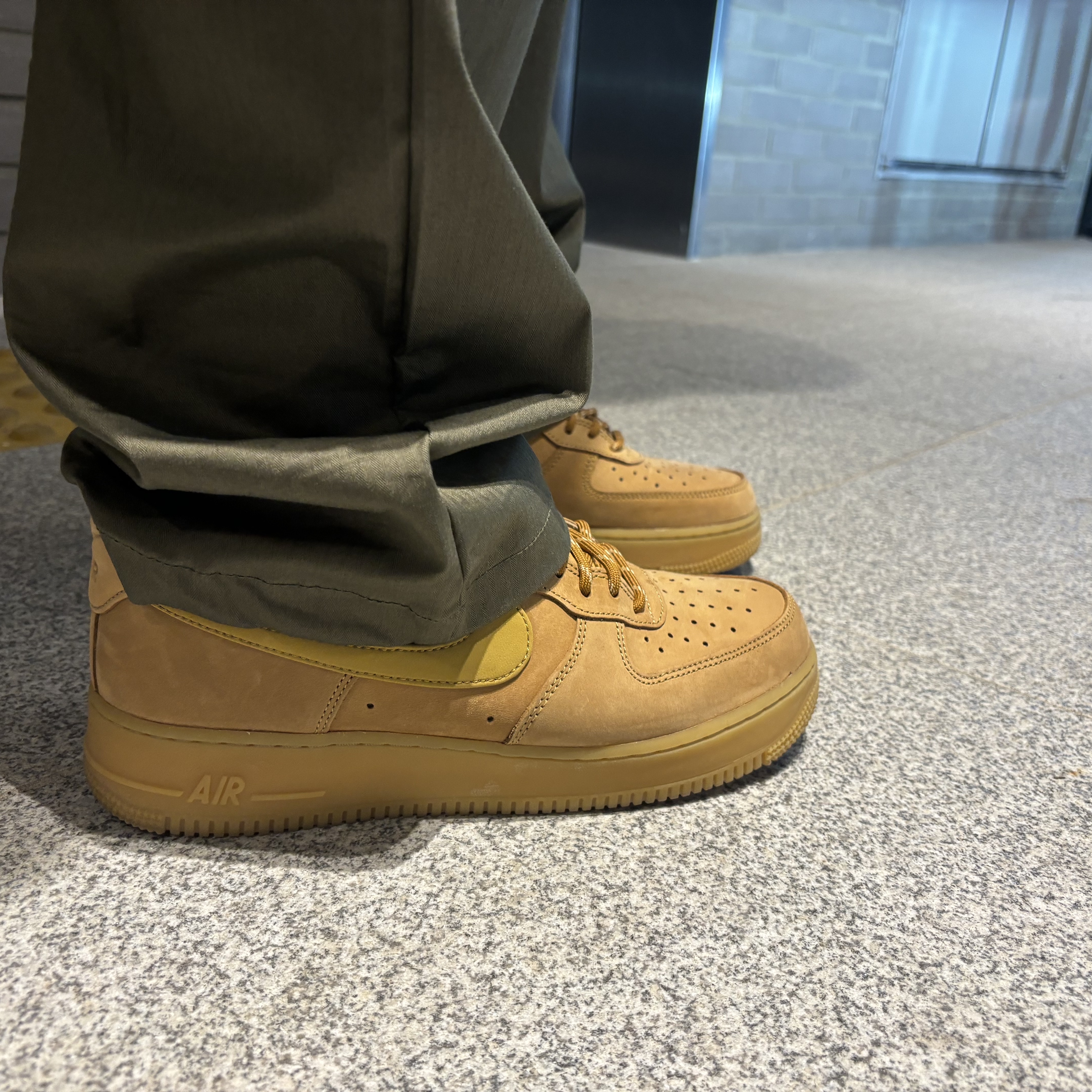 Nike Air Force 1 '07 WB Flax 착용 스타일 - 2