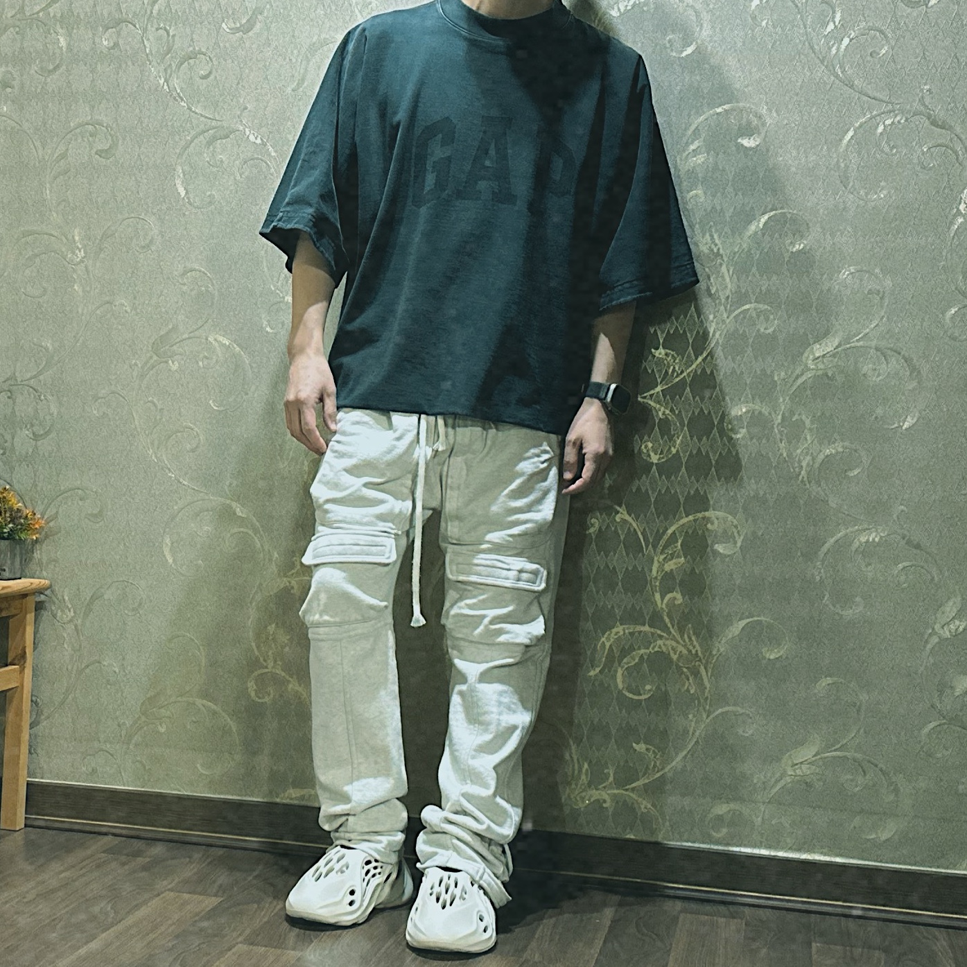 Yeezy Gap Engineered By Balenciaga Dove No Seam T-Shirt Black, Yeezy Gap Engineered By Balenciaga Dove No Seam T-Shirt White 착용 스타일 - 1