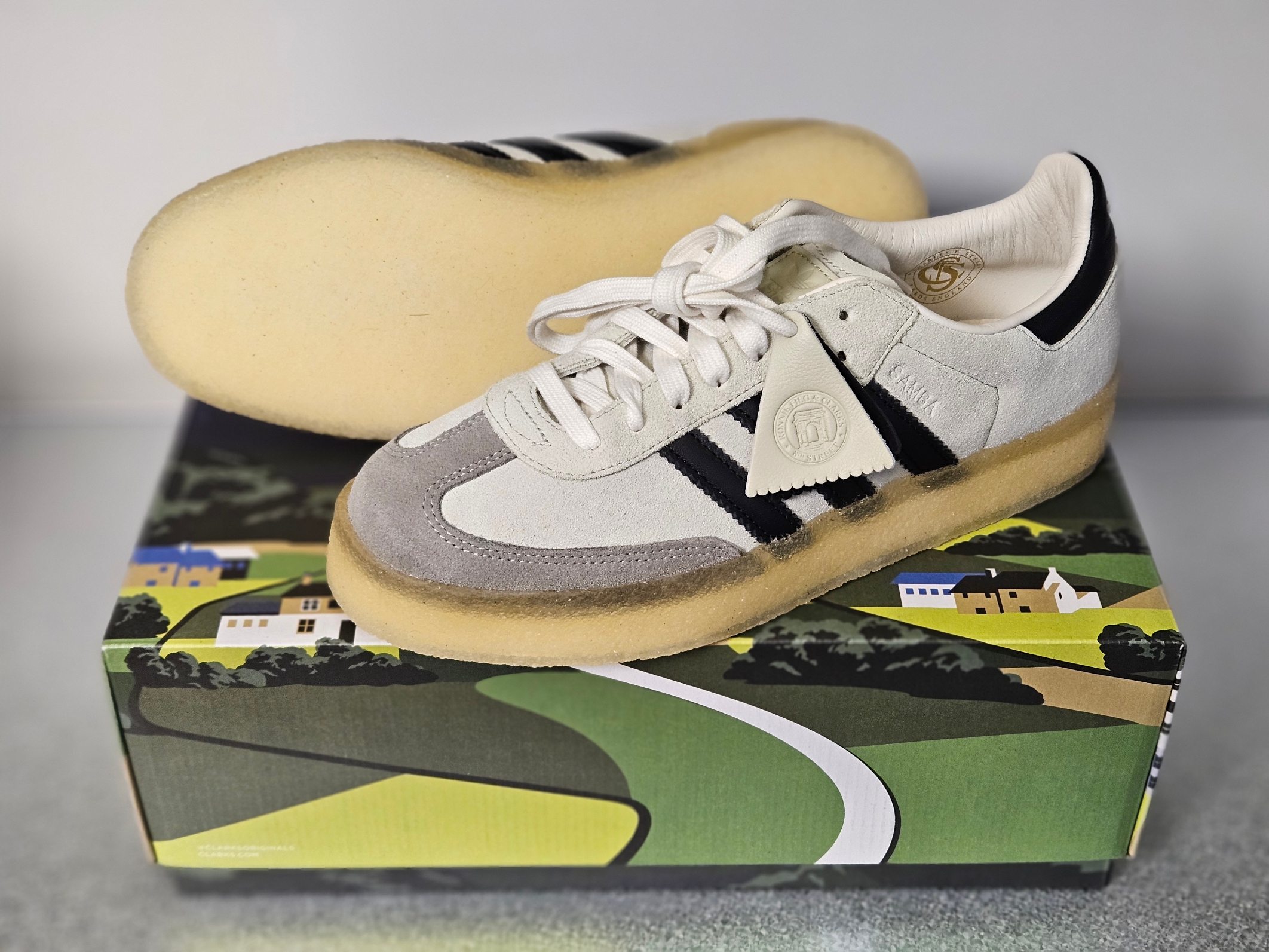 Adidas x Clarks x Ronnie Fieg 8th Street Samba Chalk White Core Black 착용 스타일 - 1