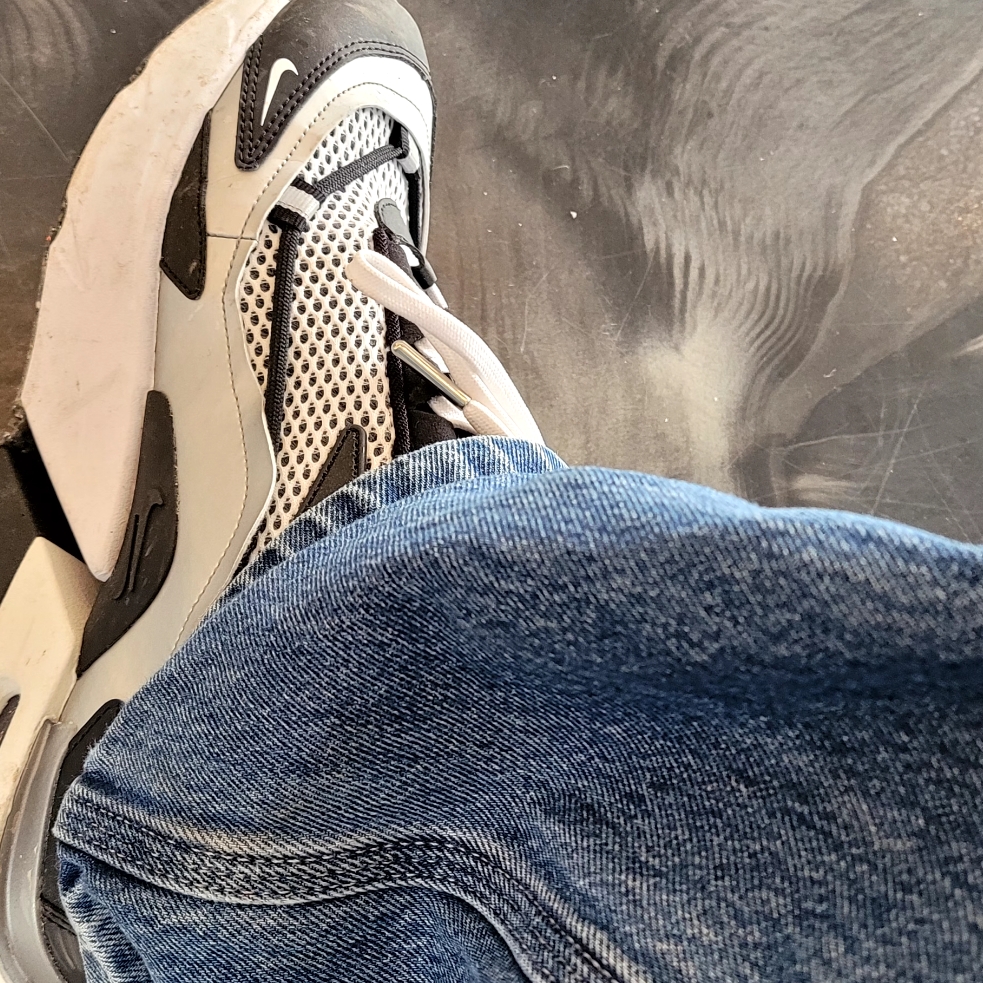 (W) Nike Air Max Furyosa Silver and Black 착용 스타일 - 3