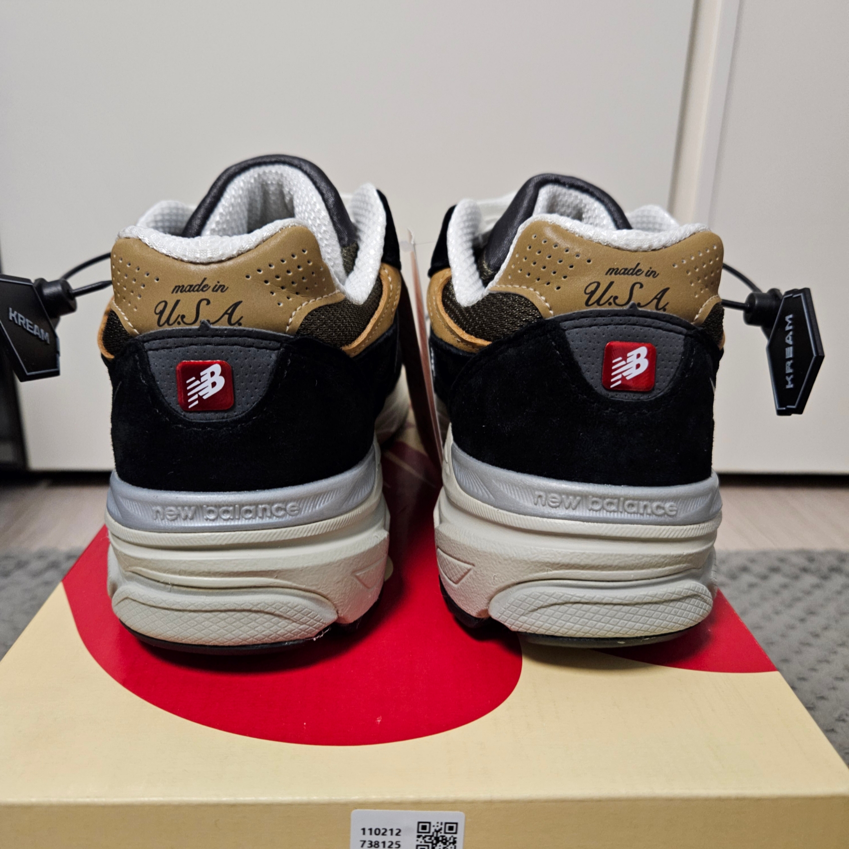 New Balance 990v3 Made in USA Black Tan 착용 스타일 - 3