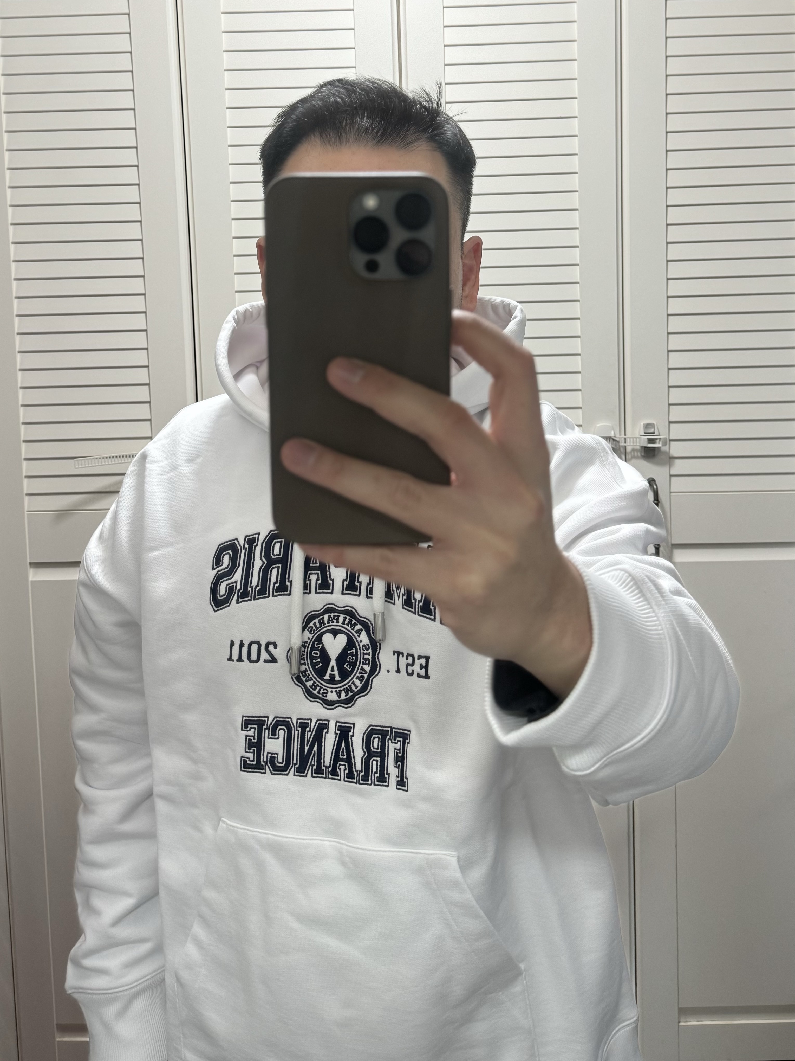 AMI Paris France Hoodie White 착용 스타일