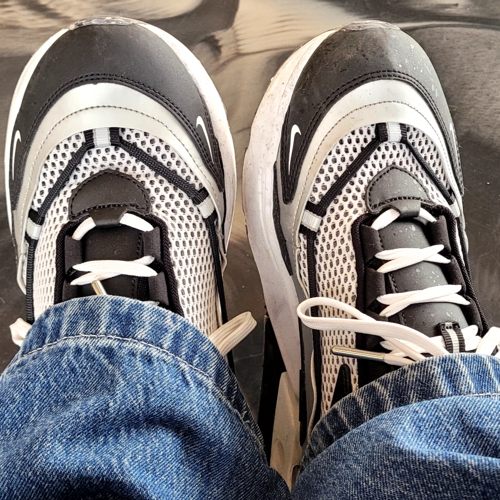 (W) Nike Air Max Furyosa Silver and Black 착용 스타일 - 1