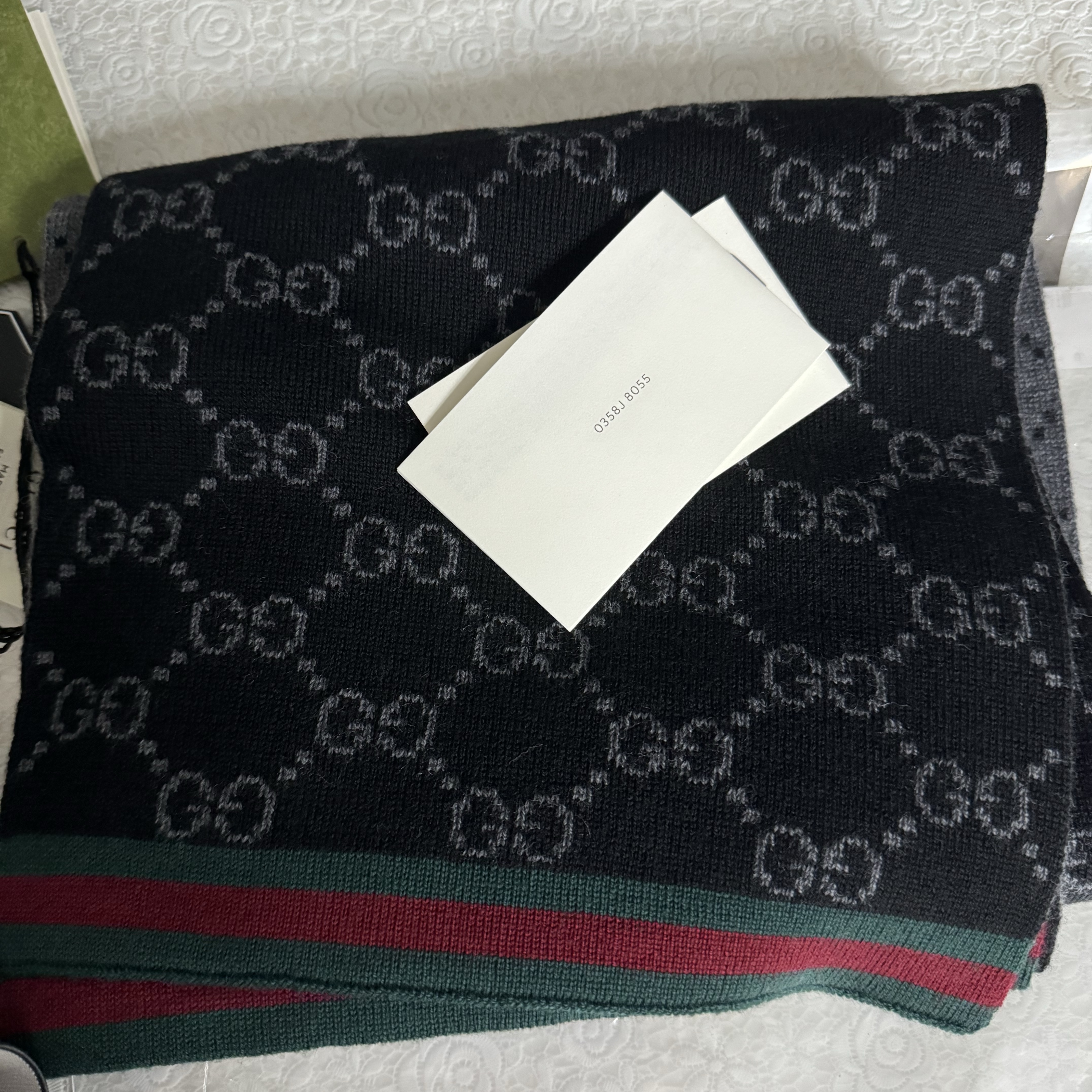 Gucci GG Two-Tone Wool Muffler Black 착용 스타일