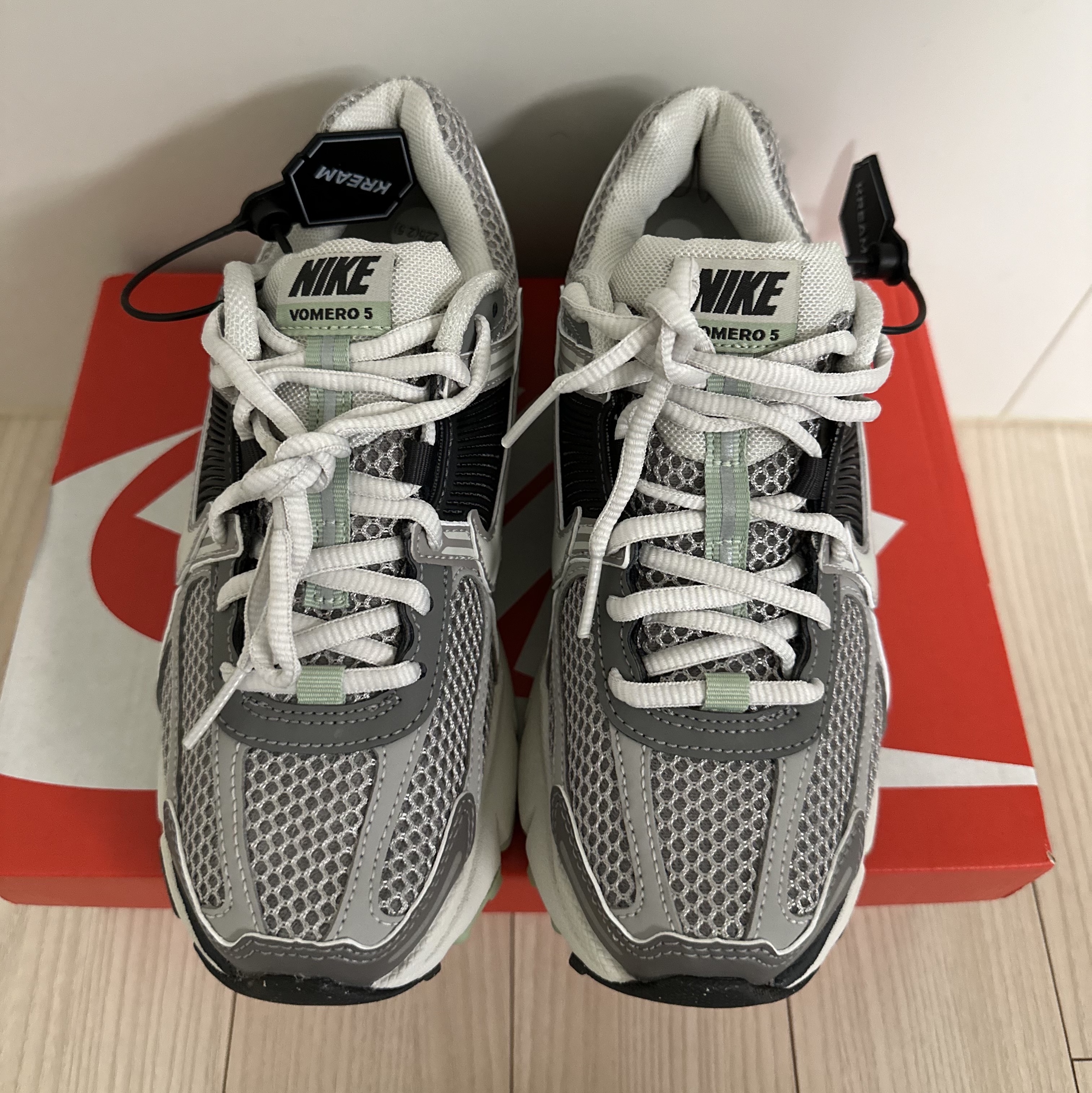 (W) Nike Zoom Vomero 5 Cobblestone and Flat Pewter 착용 스타일 - 3