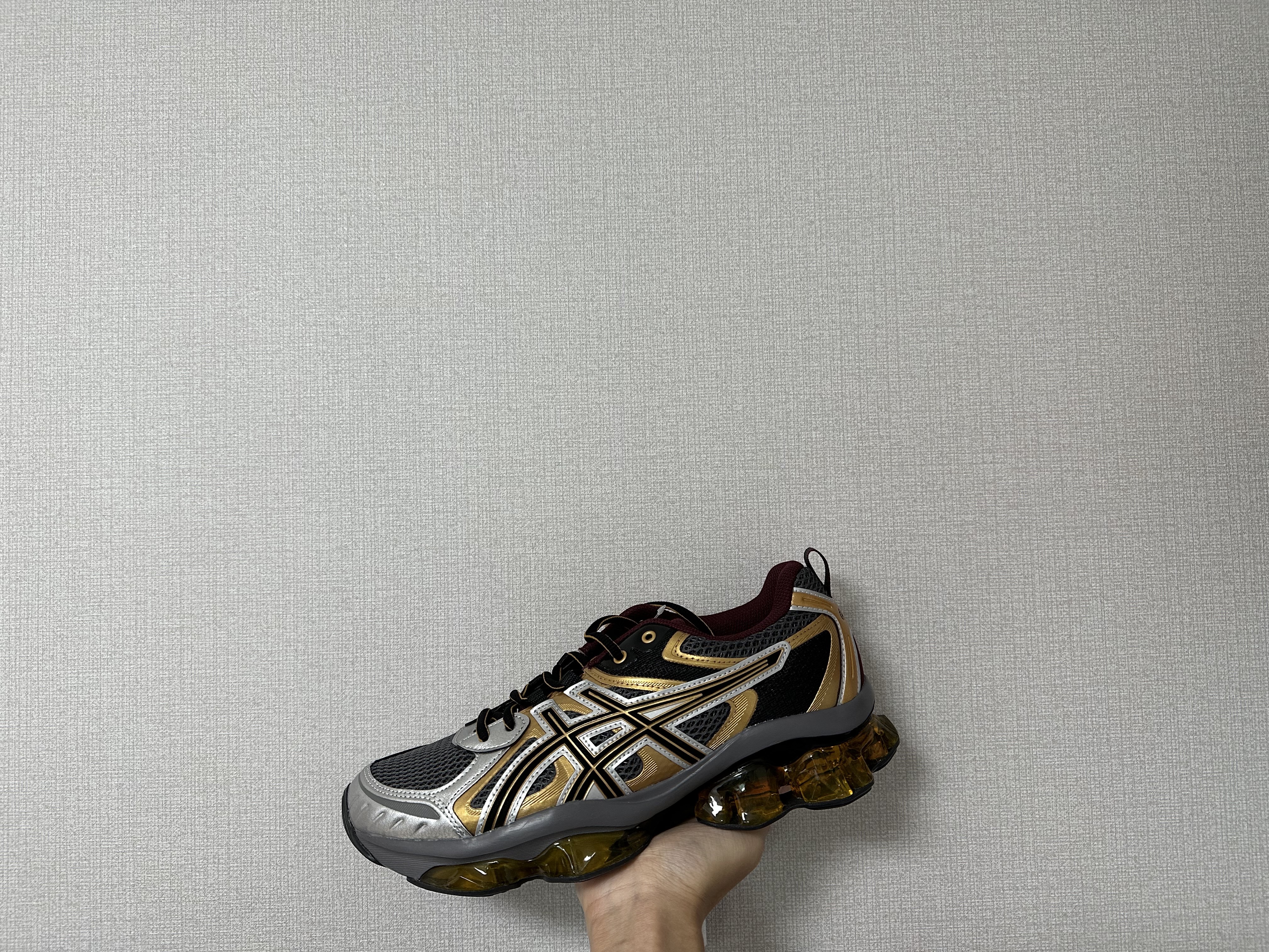 Asics Gel-Quantum Kinetic Birch Dark Taupe, Asics Gel-Quantum Kinetic Carbon Pure Gold 착용 스타일 - 3