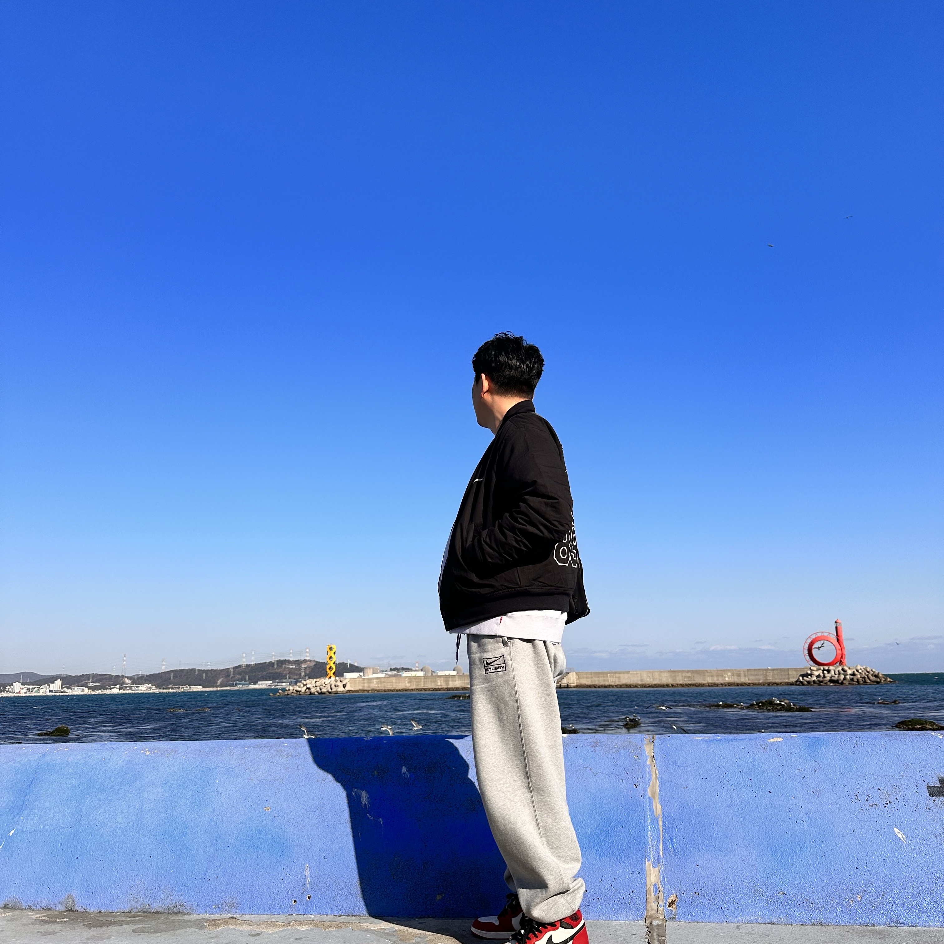 Nike x Stussy NRG Fleece Pants Dark Grey Heather (DO9340-063), Nike x Stussy Reversible Jacket Black (FJ9154-010) 착용 스타일 - 2