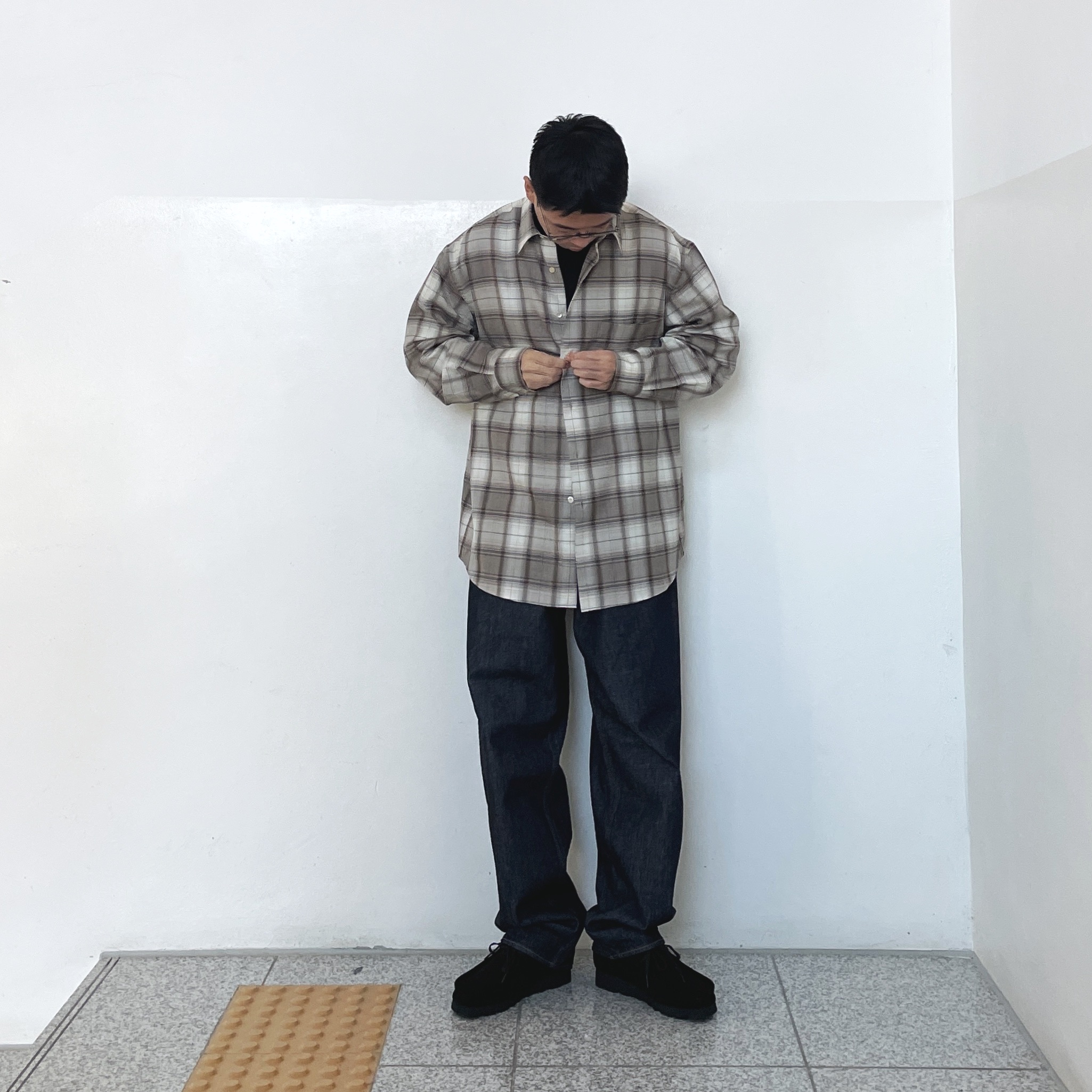 클락스 왈라비 고어텍스 블랙 스웨이드 착용 스타일
